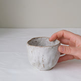 Tasse en terre recoltée 150ml - blanc mat de Nathalie Reocreux chez Brutal Ceramics