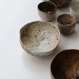 Bol en terre recoltée D 16cm cuisson feu - blanc beige texturé de Nathalie Reocreux chez Brutal Ceramics