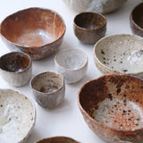 Tasse en terre recoltée 150ml cuisson feu - rose brun de Nathalie Reocreux chez Brutal Ceramics