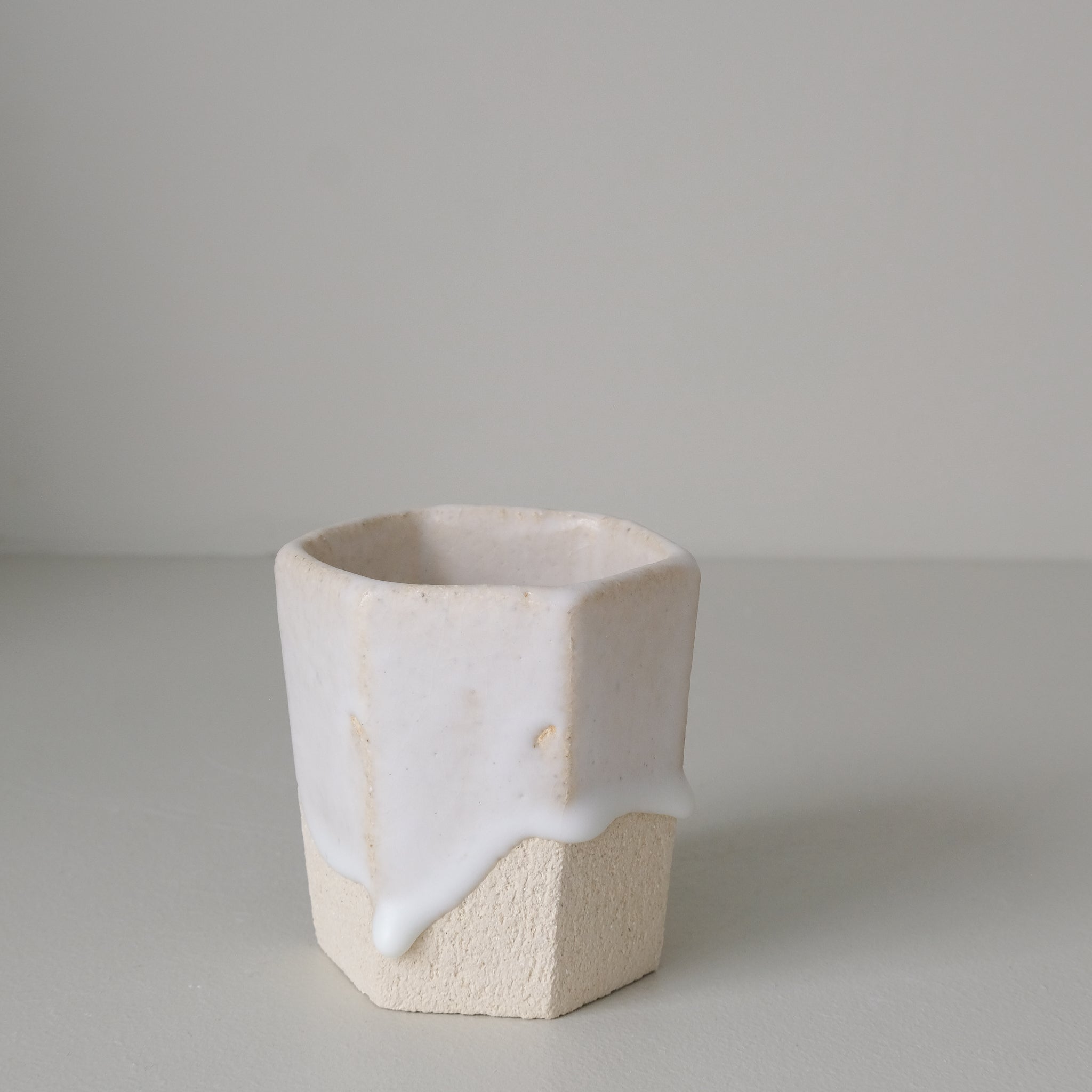 Tasse hexagonale en grès blanc 230 ml - beige et blanc de Benoit Audureau chez Brutal Ceramics