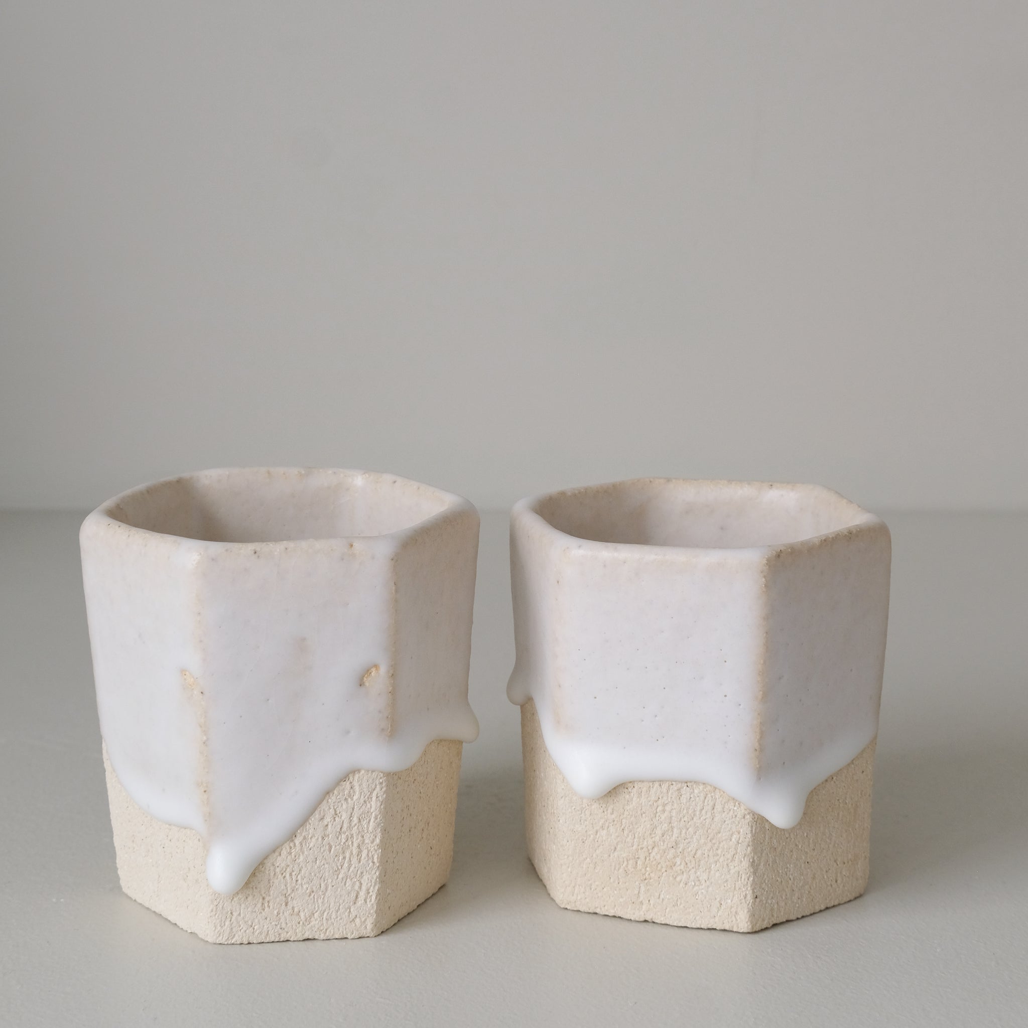 Tasse hexagonale en grès blanc 230 ml - beige et blanc de Benoit Audureau chez Brutal Ceramics