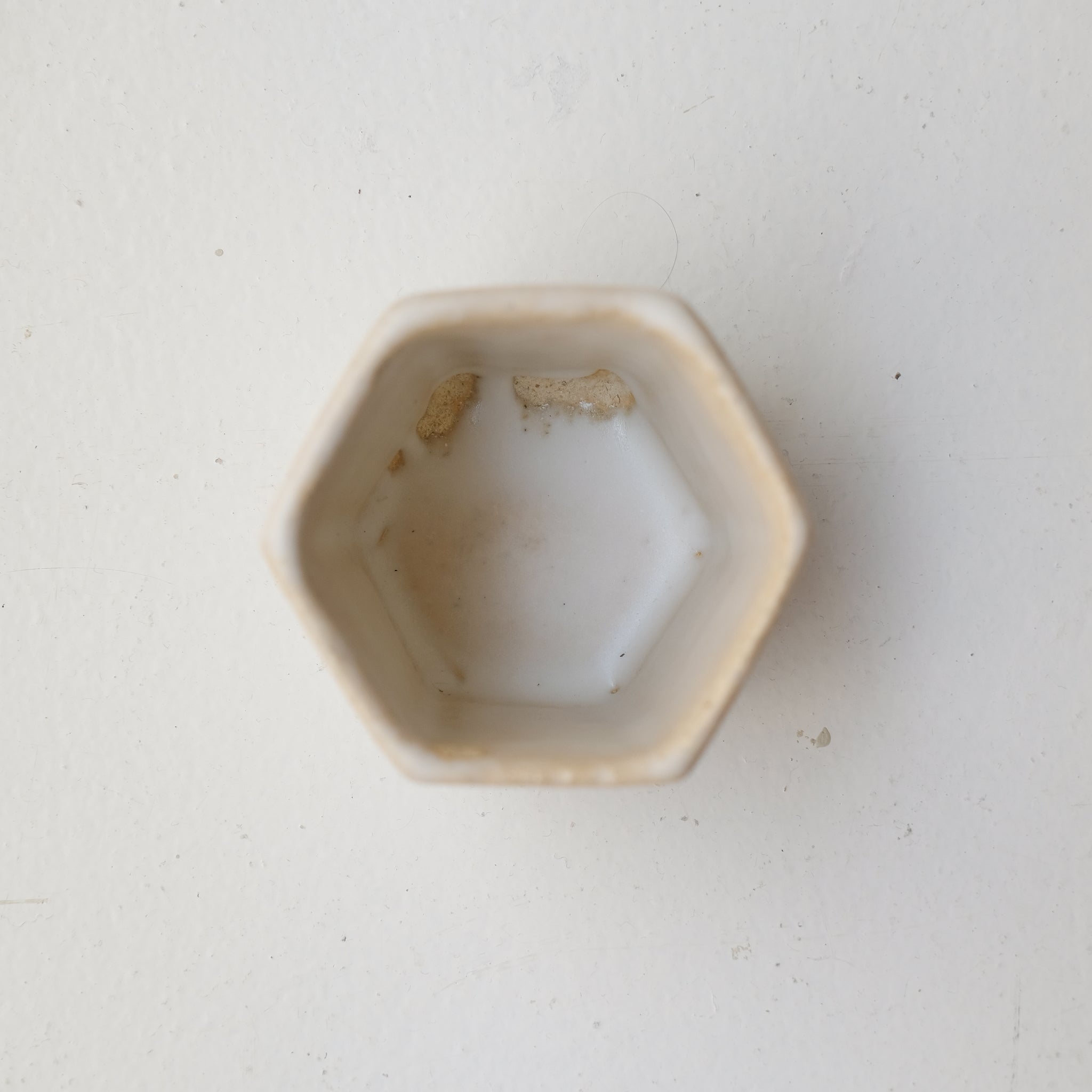 Tasse hexagonale en grès blanc 230 ml - beige et blanc de Benoit Audureau chez Brutal Ceramics