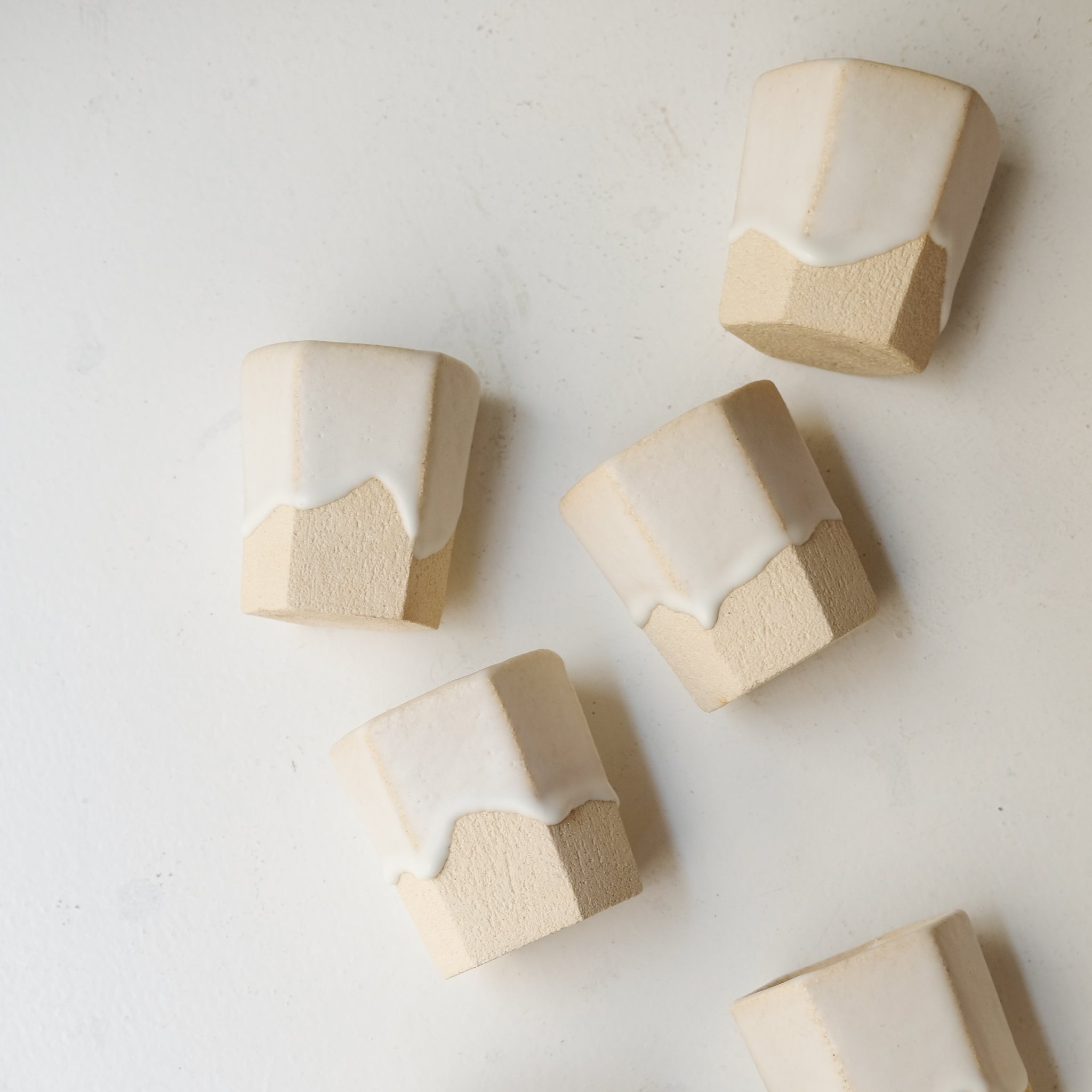 Tasse hexagonale en grès blanc 230 ml - beige et blanc de Benoit Audureau chez Brutal Ceramics