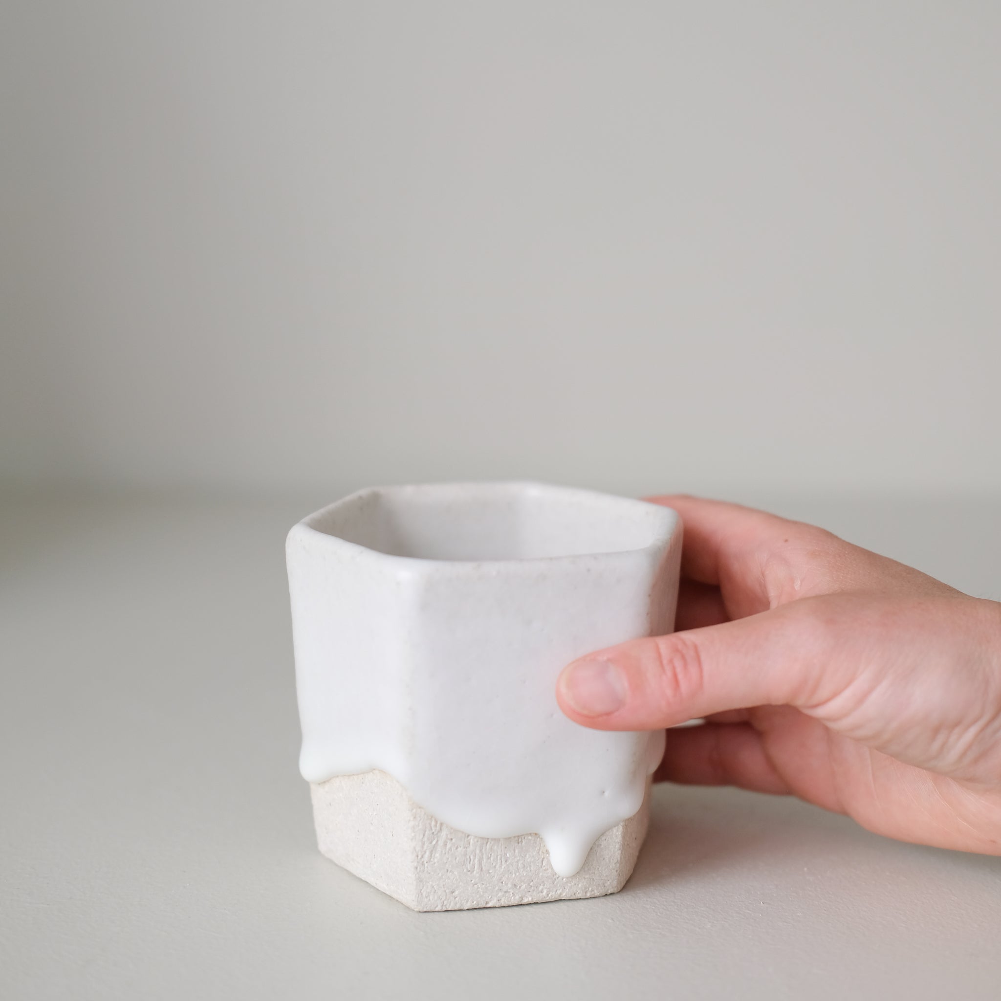 Tasse hexagonale en grès blanc 230 ml -  blanc de Benoit Audureau chez Brutal Ceramics