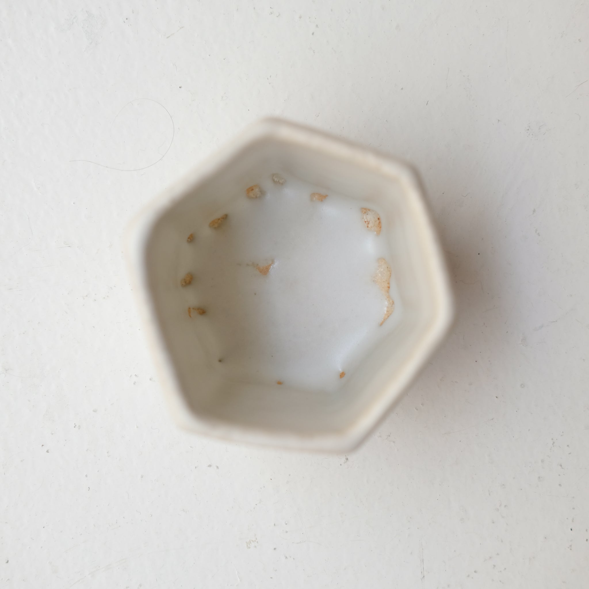 Tasse hexagonale en grès blanc 230 ml -  blanc de Benoit Audureau chez Brutal Ceramics