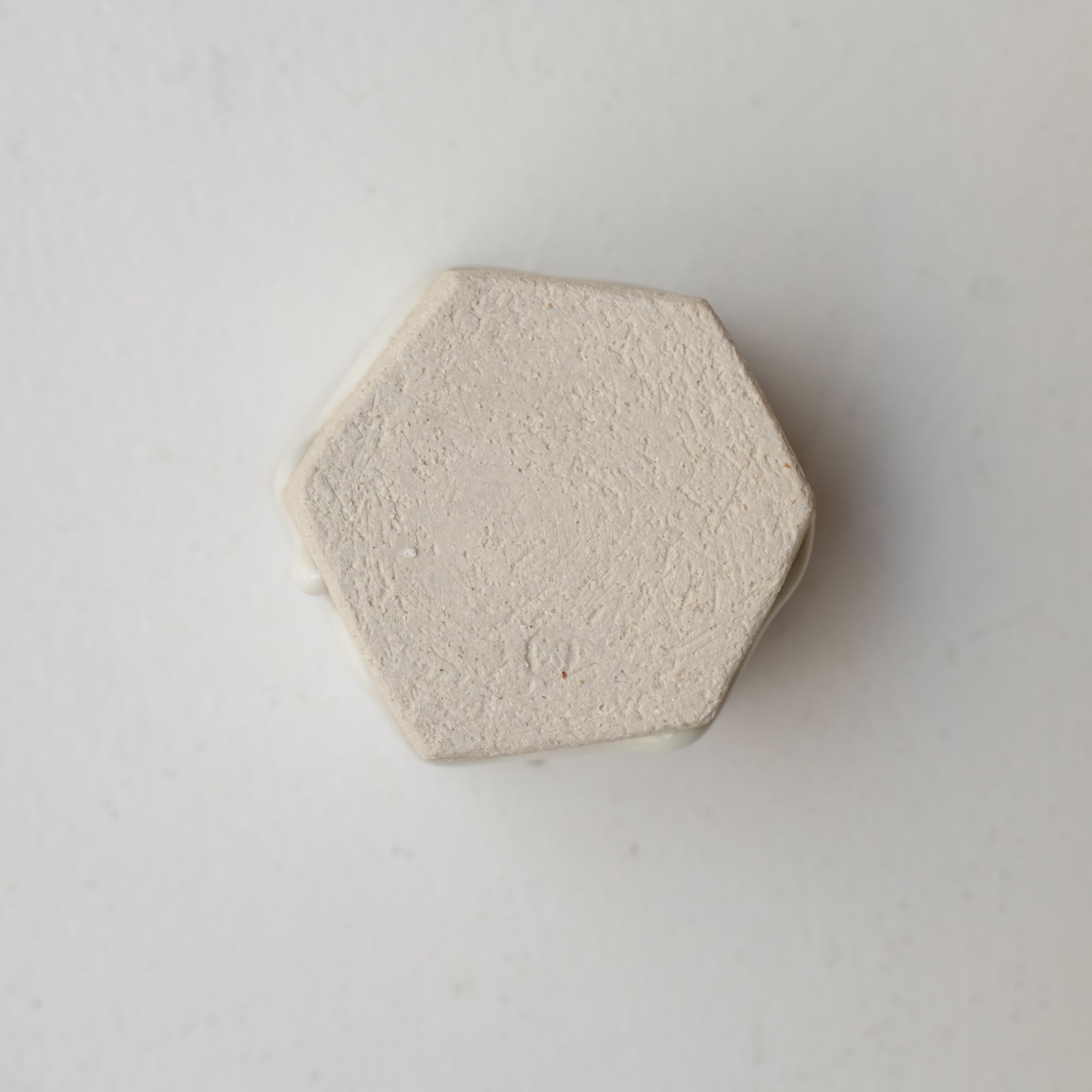 Tasse hexagonale en grès blanc 230 ml -  blanc de Benoit Audureau chez Brutal Ceramics