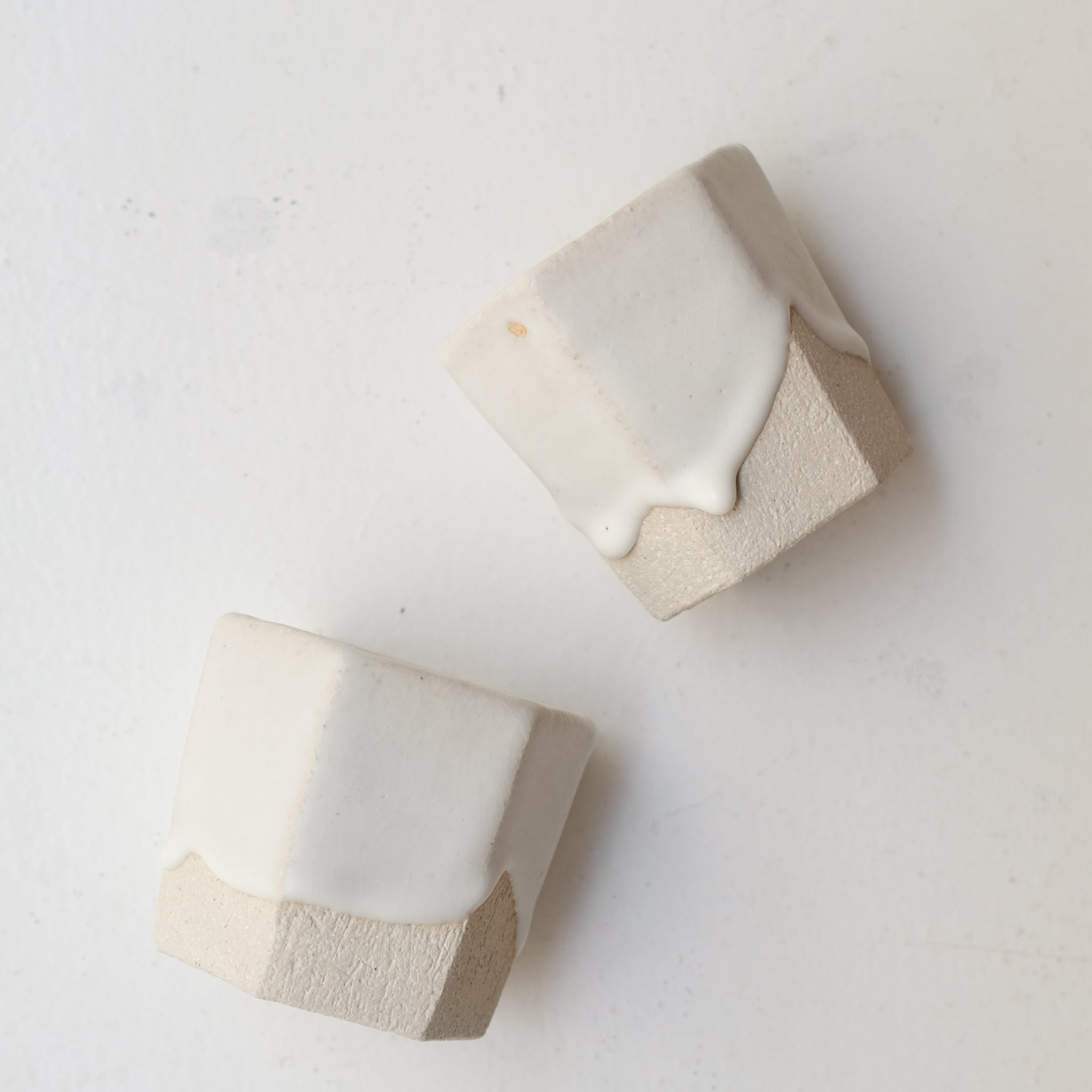 Tasse hexagonale en grès blanc 230 ml -  blanc de Benoit Audureau chez Brutal Ceramics