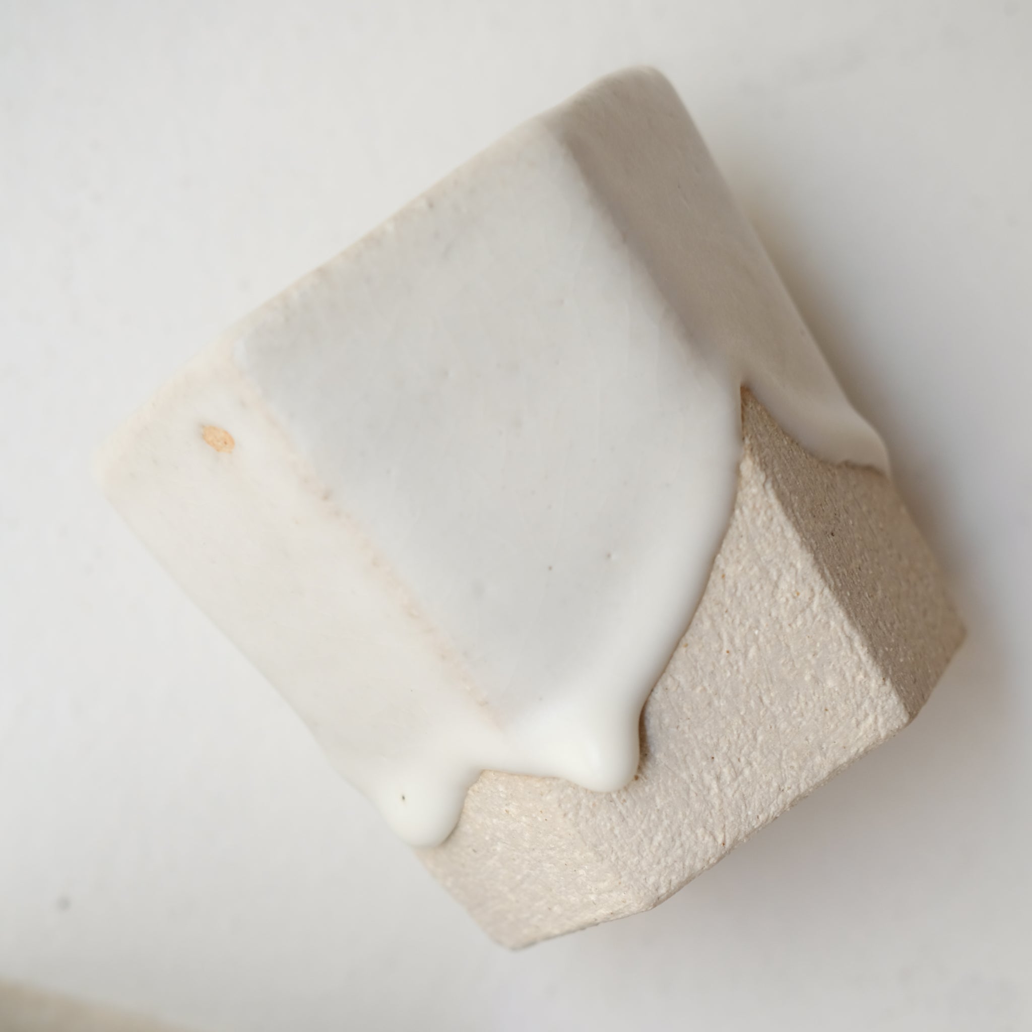 Tasse hexagonale en grès blanc 230 ml -  blanc de Benoit Audureau chez Brutal Ceramics