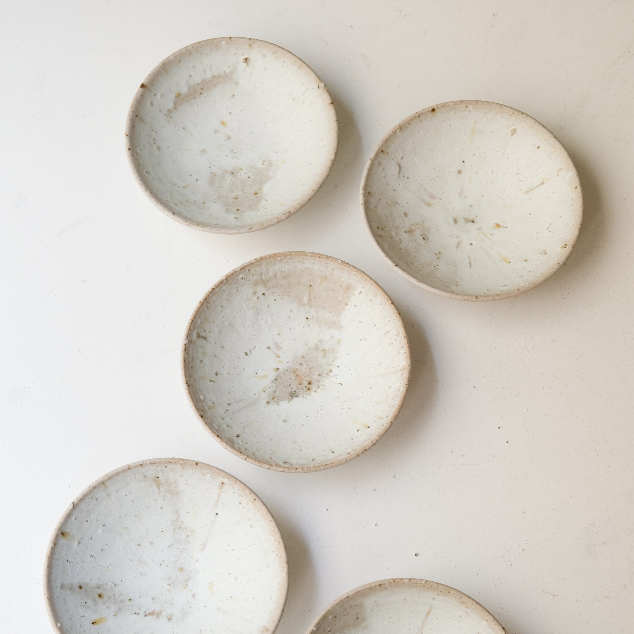 Assiette creuse sur pied en grès D 21 cm - blanc beige de Benoit Audureau chez Brutal Ceramics