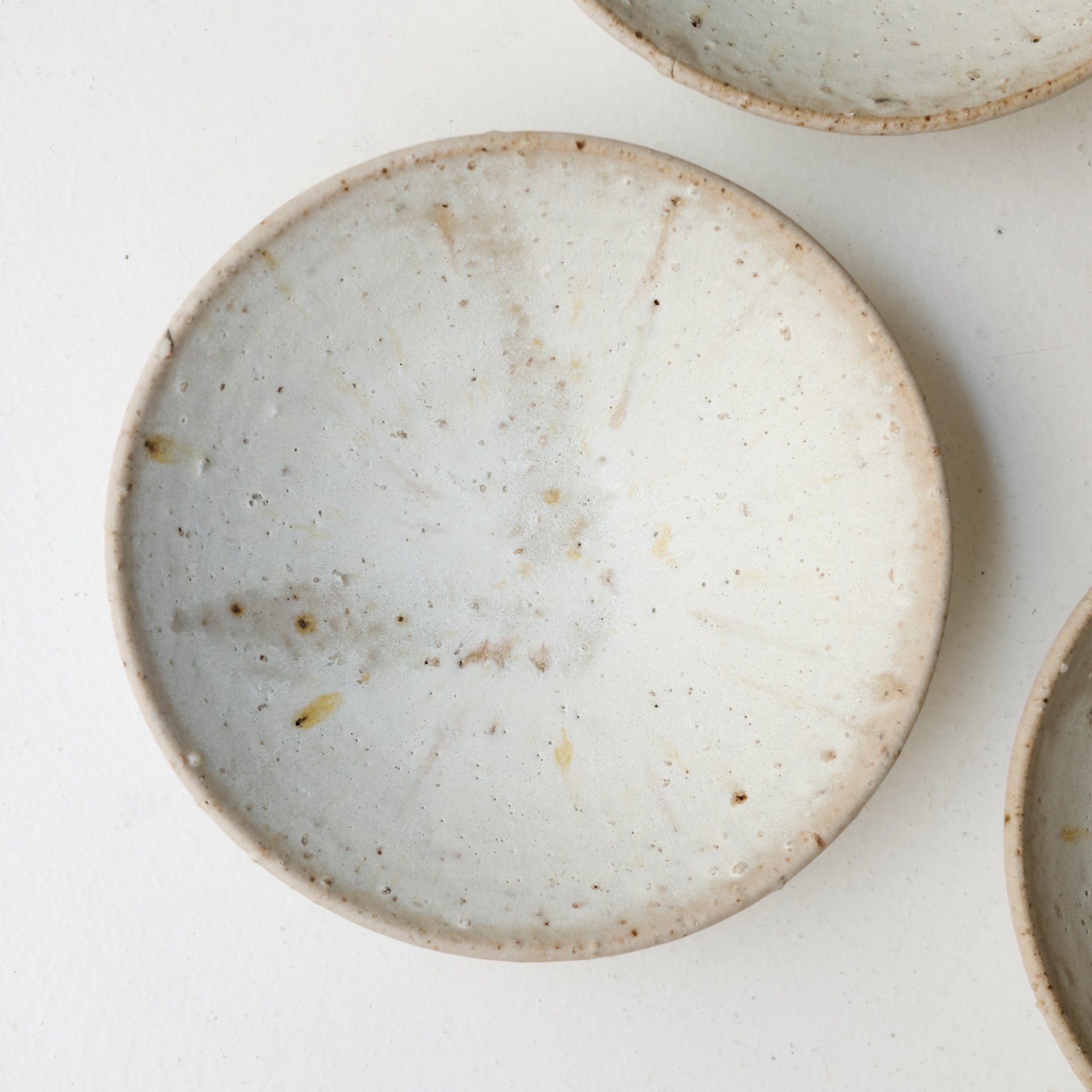 Assiette creuse sur pied en grès D 21 cm - blanc beige de Benoit Audureau chez Brutal Ceramics