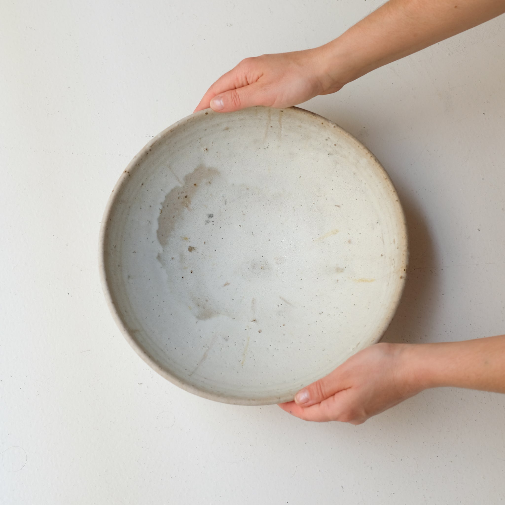 Saladier sur pied en grès D 30 cm - blanc beige de Benoit Audureau chez Brutal Ceramics