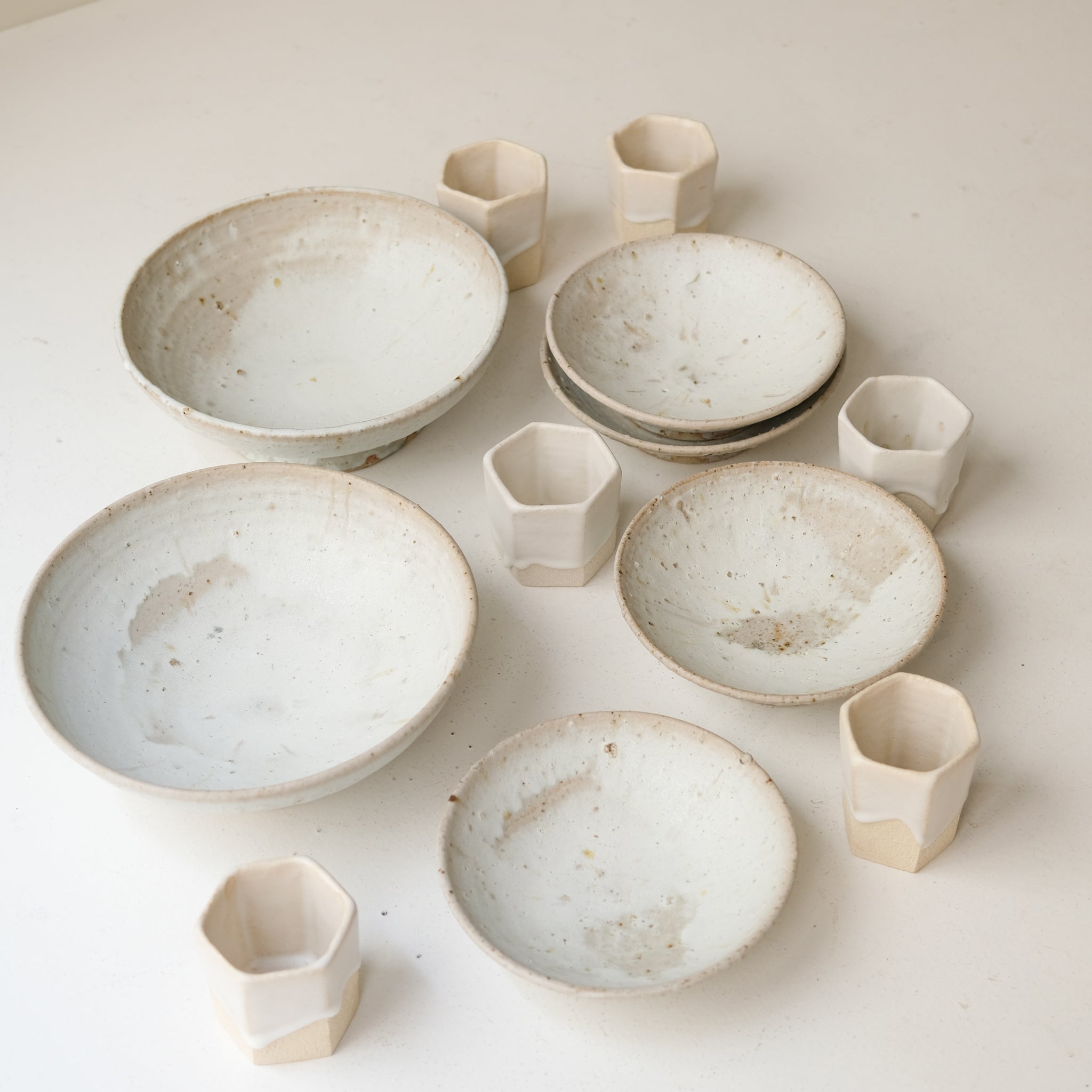 Saladier sur pied en grès D 30 cm - blanc beige de Benoit Audureau chez Brutal Ceramics