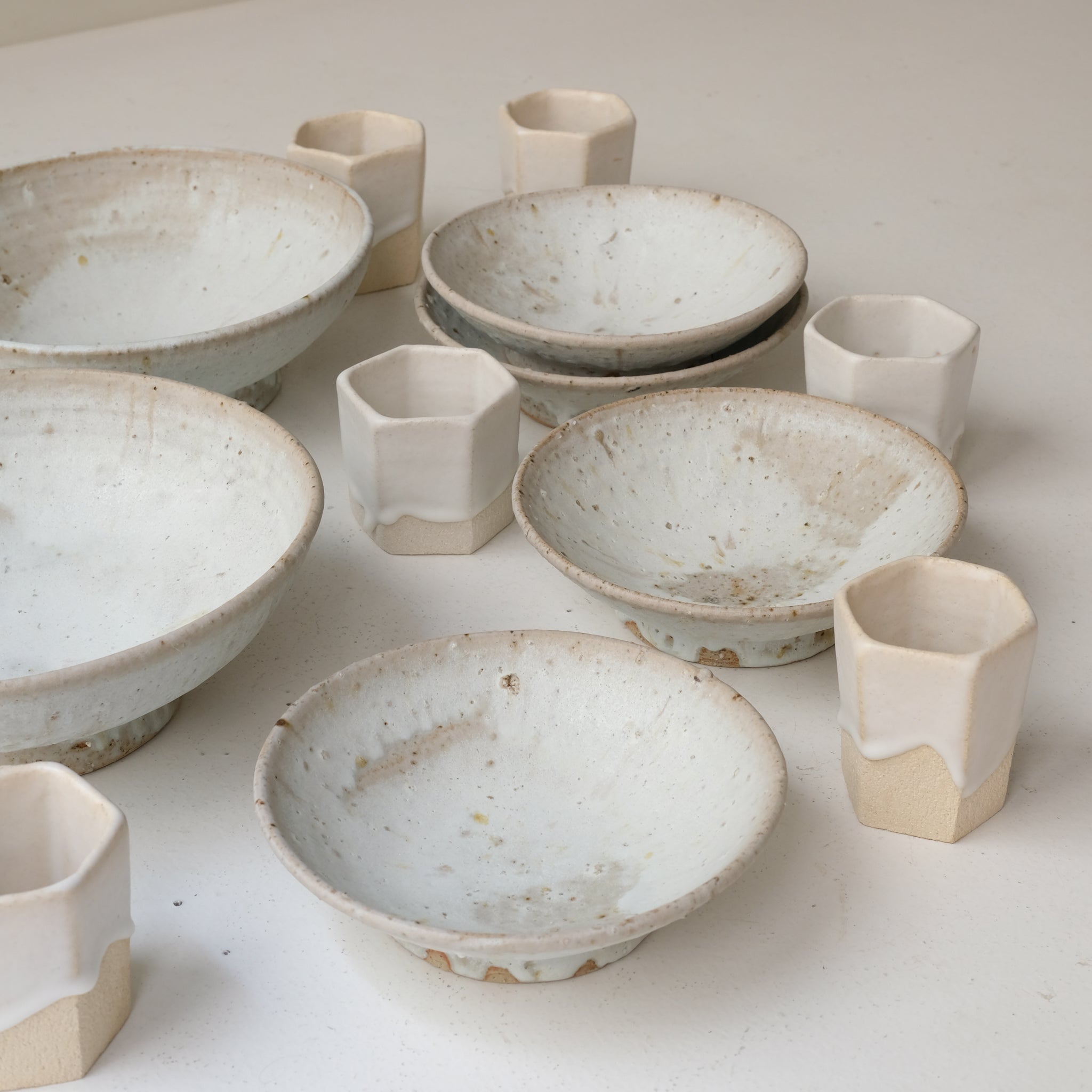 Tasse hexagonale en grès blanc 230 ml - beige et blanc de Benoit Audureau chez Brutal Ceramics