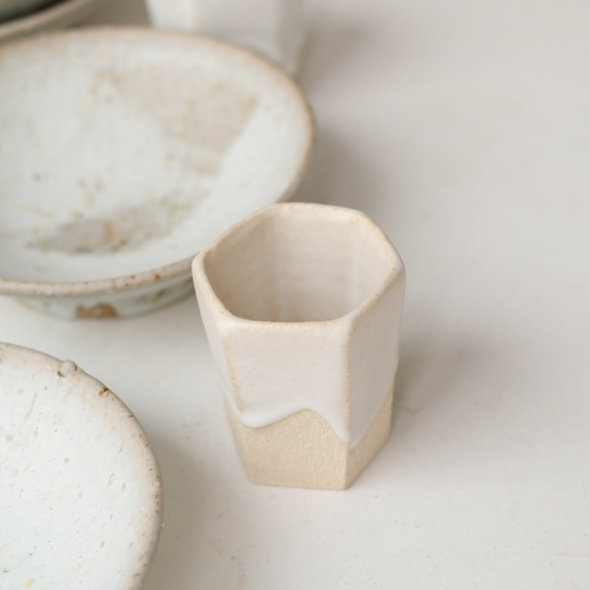 Tasse hexagonale en grès blanc 230 ml - beige et blanc de Benoit Audureau chez Brutal Ceramics