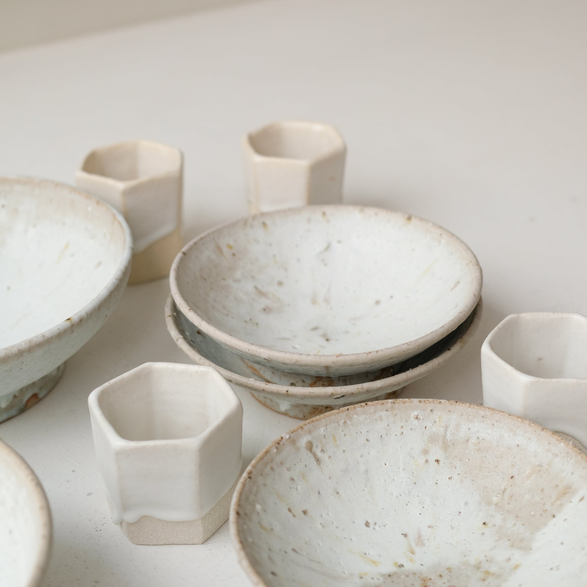 Assiette creuse sur pied en grès D 21 cm - blanc beige de Benoit Audureau chez Brutal Ceramics