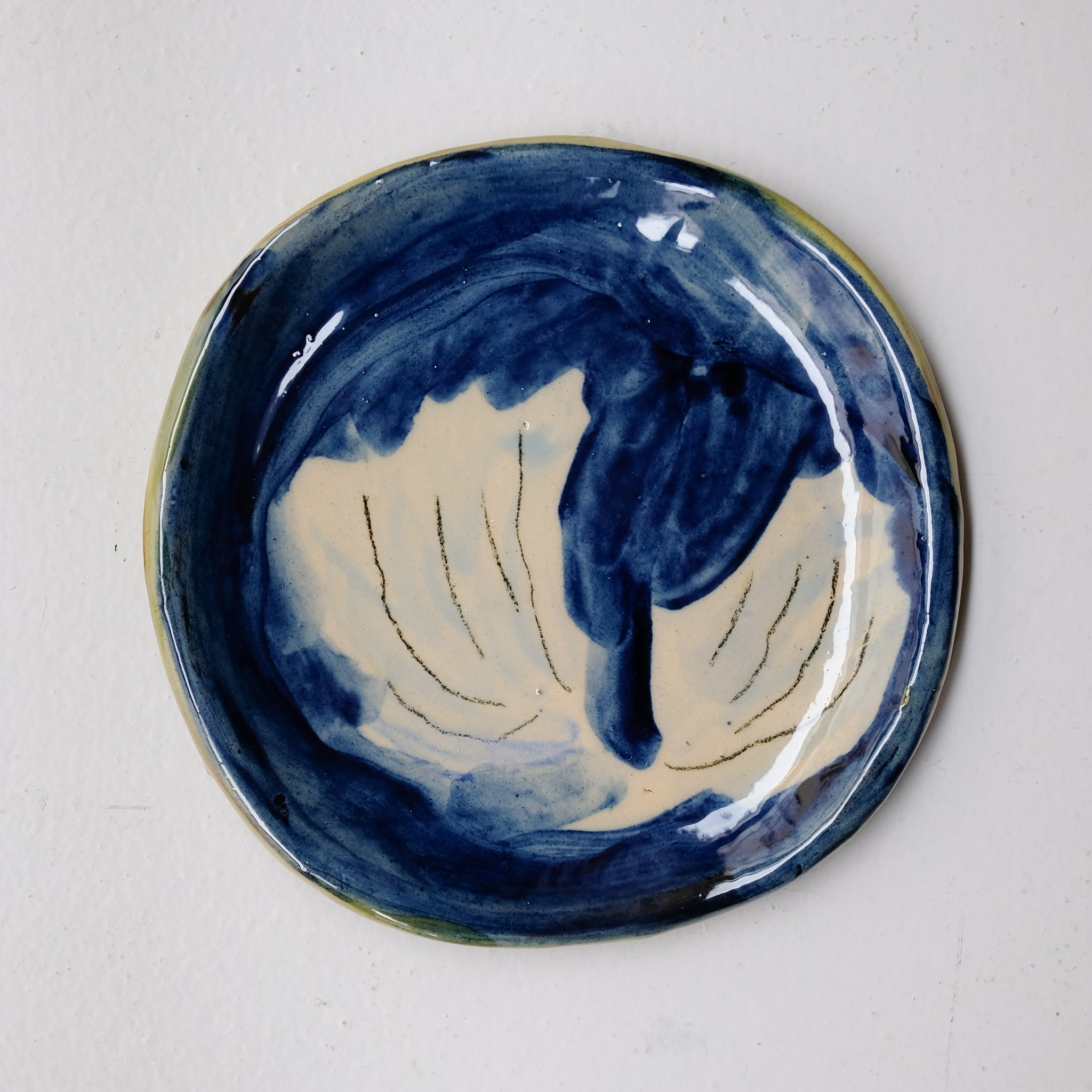 Assiette SU26HB01 en faïence rouge D 19,5cm - Multicolore d'Héloise Bariol chez Brutal Ceramics