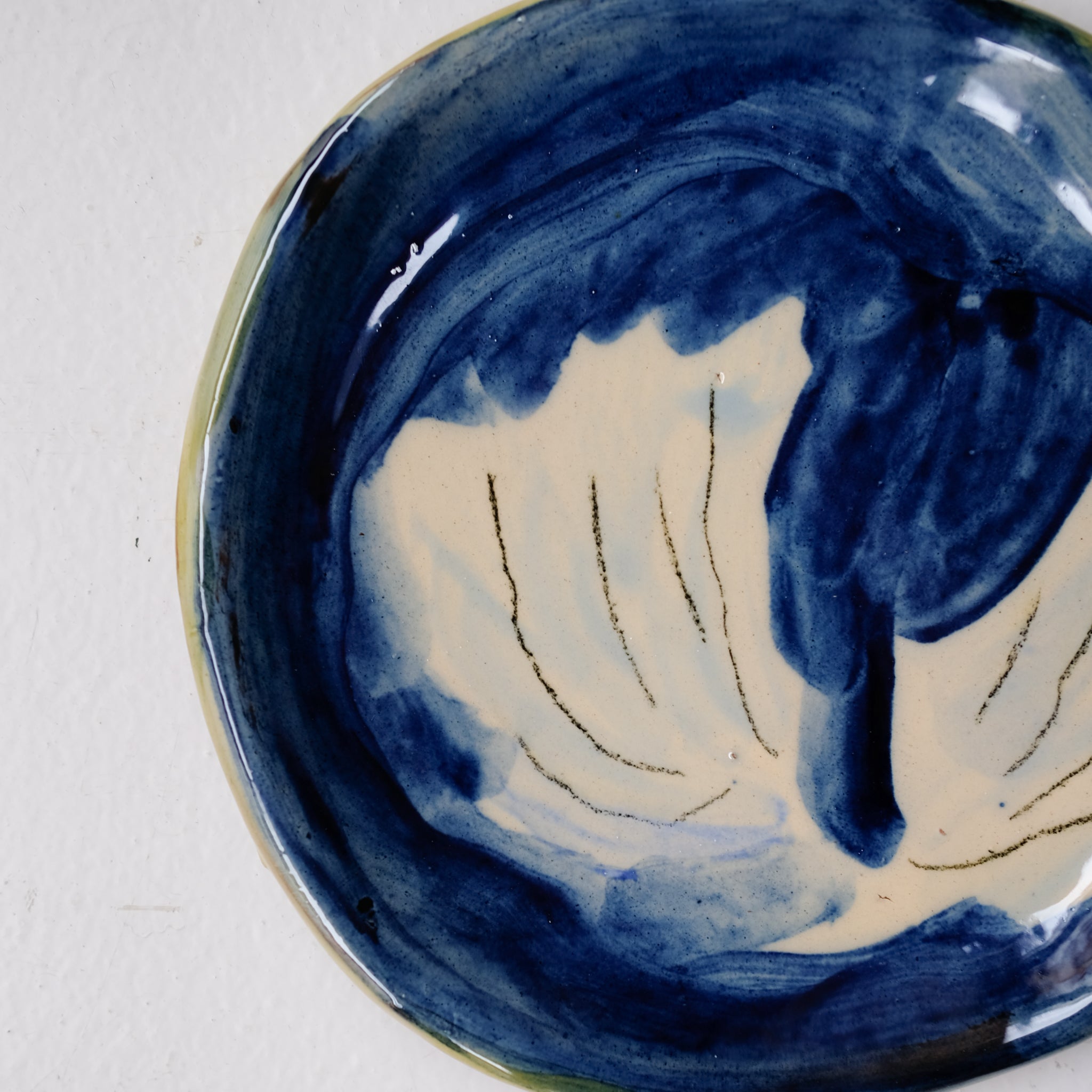 Assiette SU26HB01 en faïence rouge D 19,5cm - Multicolore d'Héloise Bariol chez Brutal Ceramics