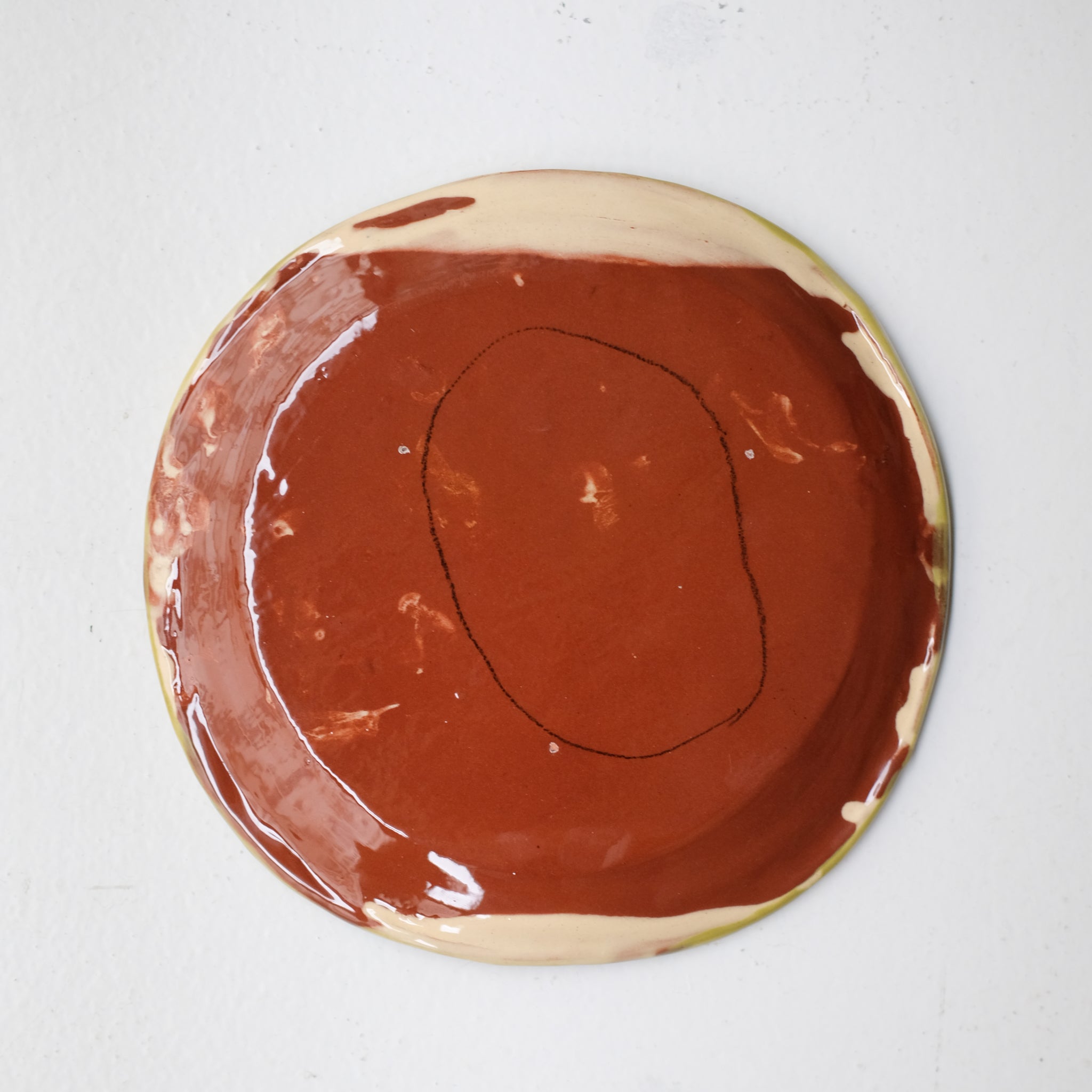 Assiette SU26HB01 en faïence rouge D 19,5cm - Multicolore d'Héloise Bariol chez Brutal Ceramics