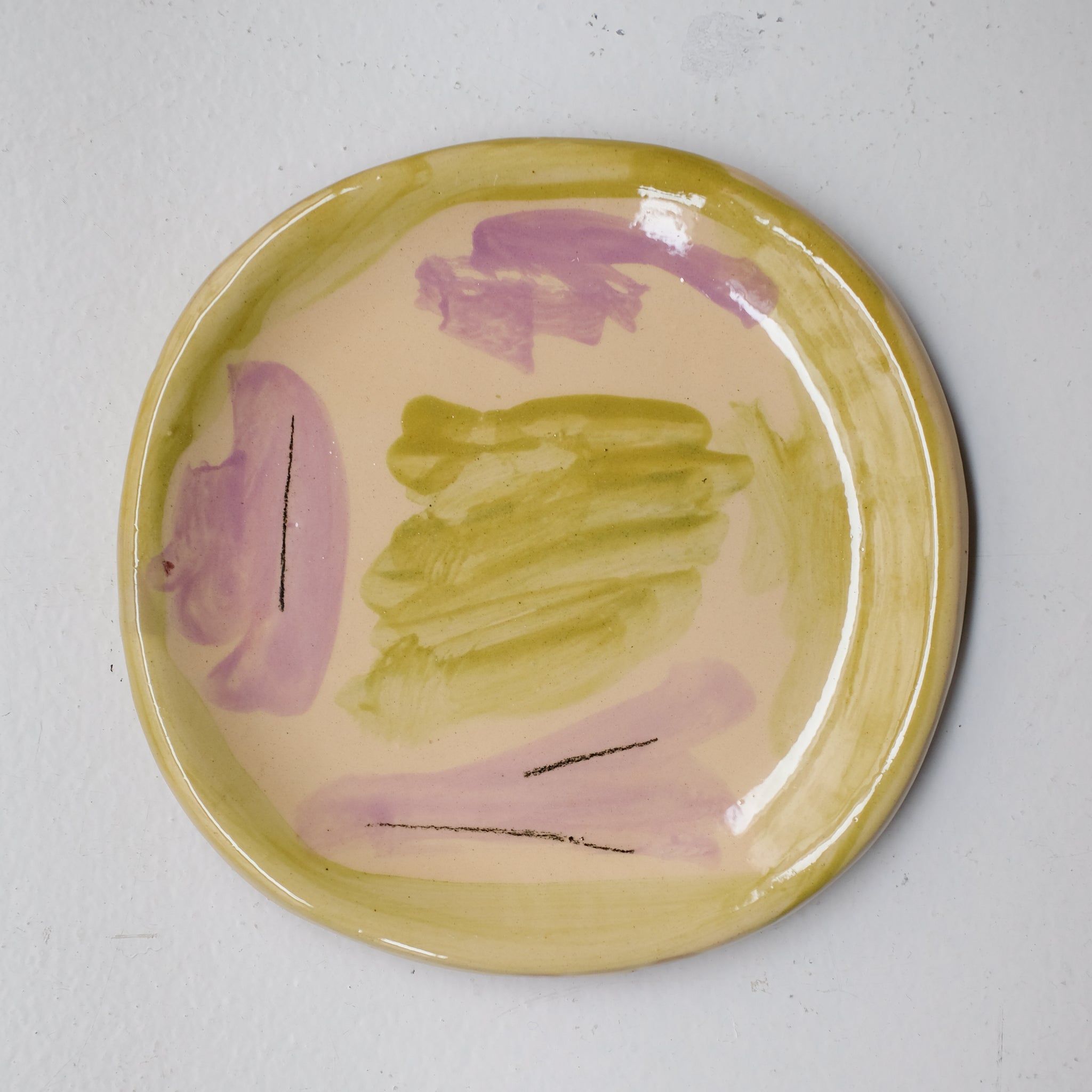 Assiette SU26HB02 en faïence rouge D 19,5cm - Multicolore d'Héloise Bariol chez Brutal Ceramics