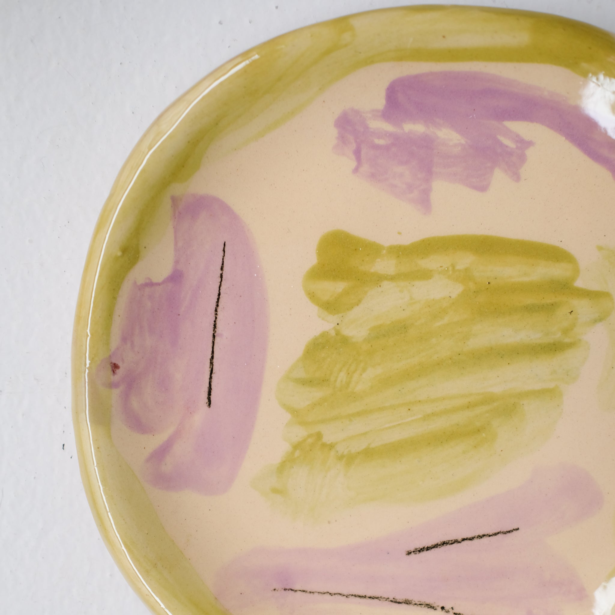 Assiette SU26HB02 en faïence rouge D 19,5cm - Multicolore d'Héloise Bariol chez Brutal Ceramics