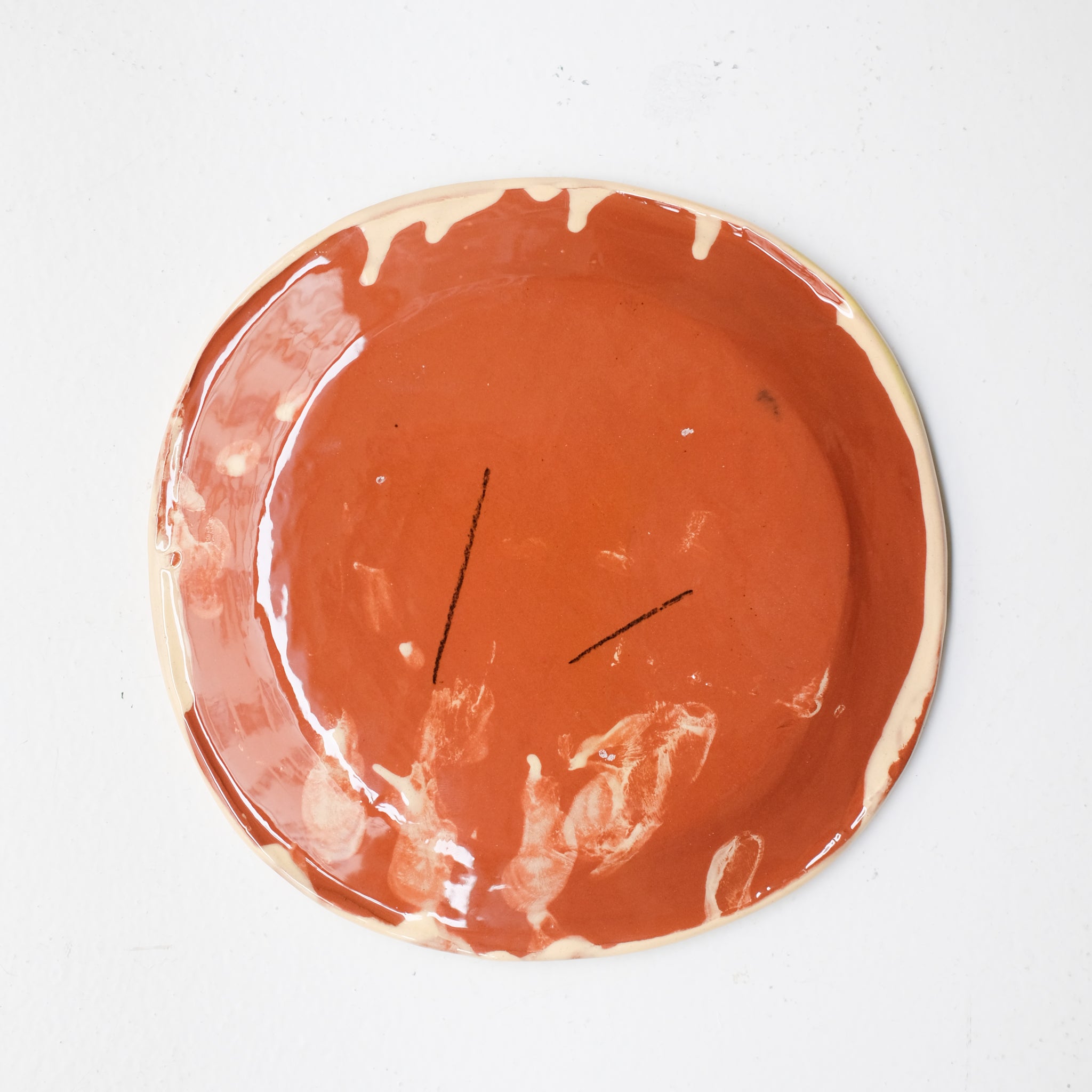 Assiette SU26HB02 en faïence rouge D 19,5cm - Multicolore d'Héloise Bariol chez Brutal Ceramics