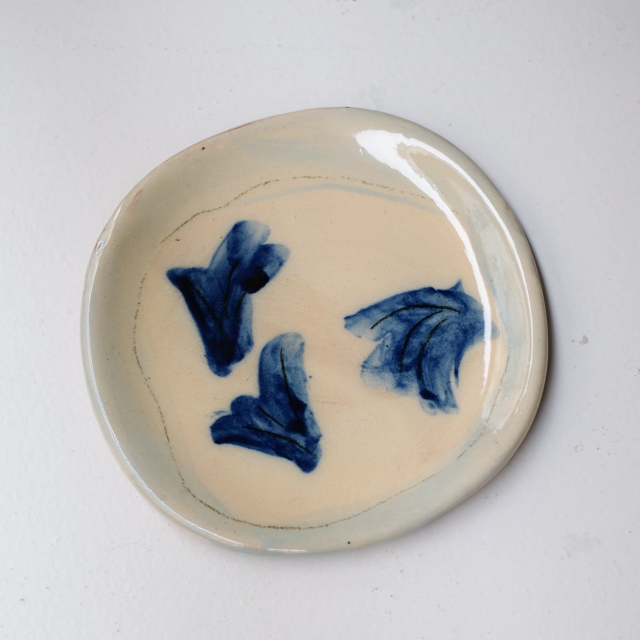Assiette SU26HB03 en faïence rouge D 19,5cm - Multicolore d'Héloise Bariol chez Brutal Ceramics