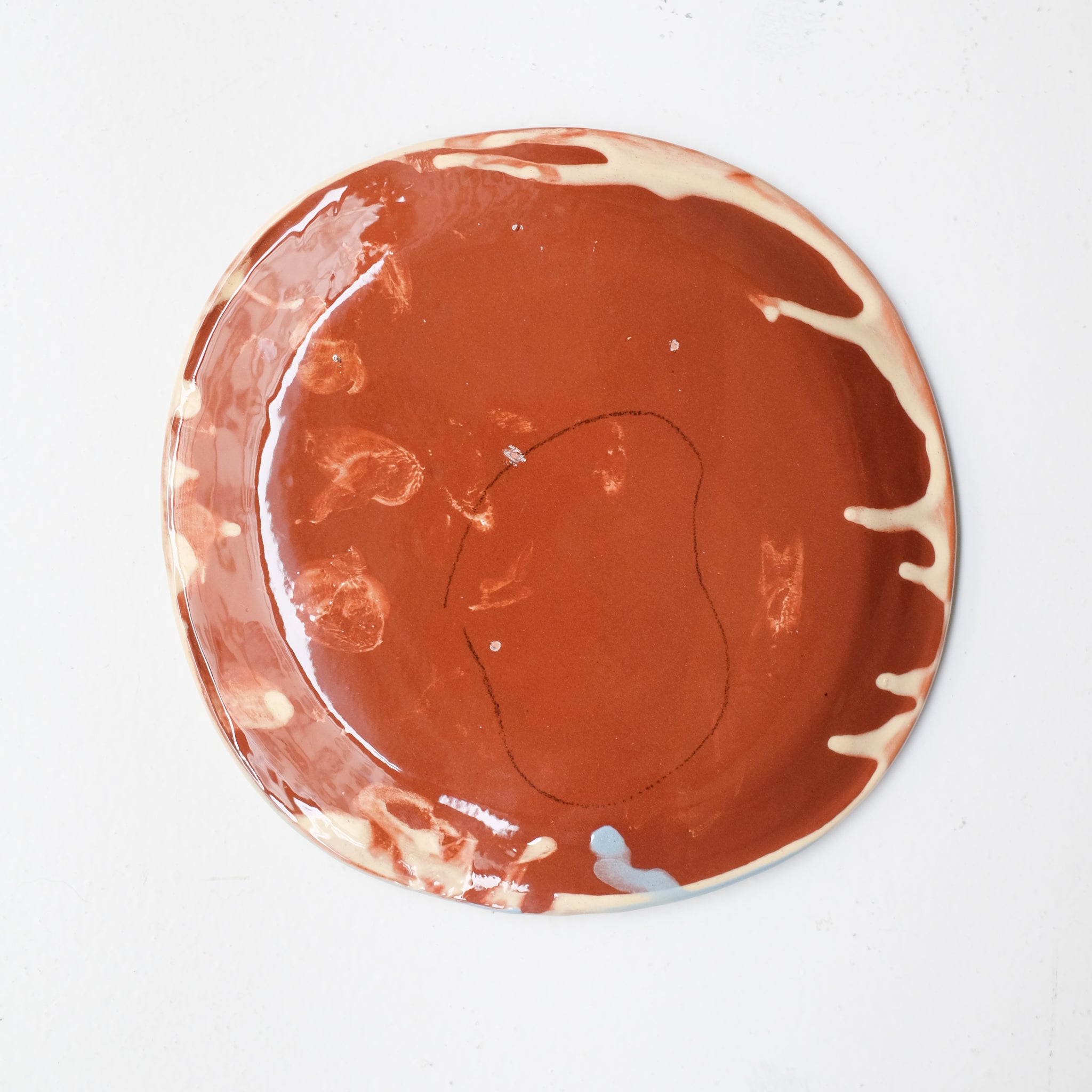 Assiette SU26HB03 en faïence rouge D 19,5cm - Multicolore d'Héloise Bariol chez Brutal Ceramics