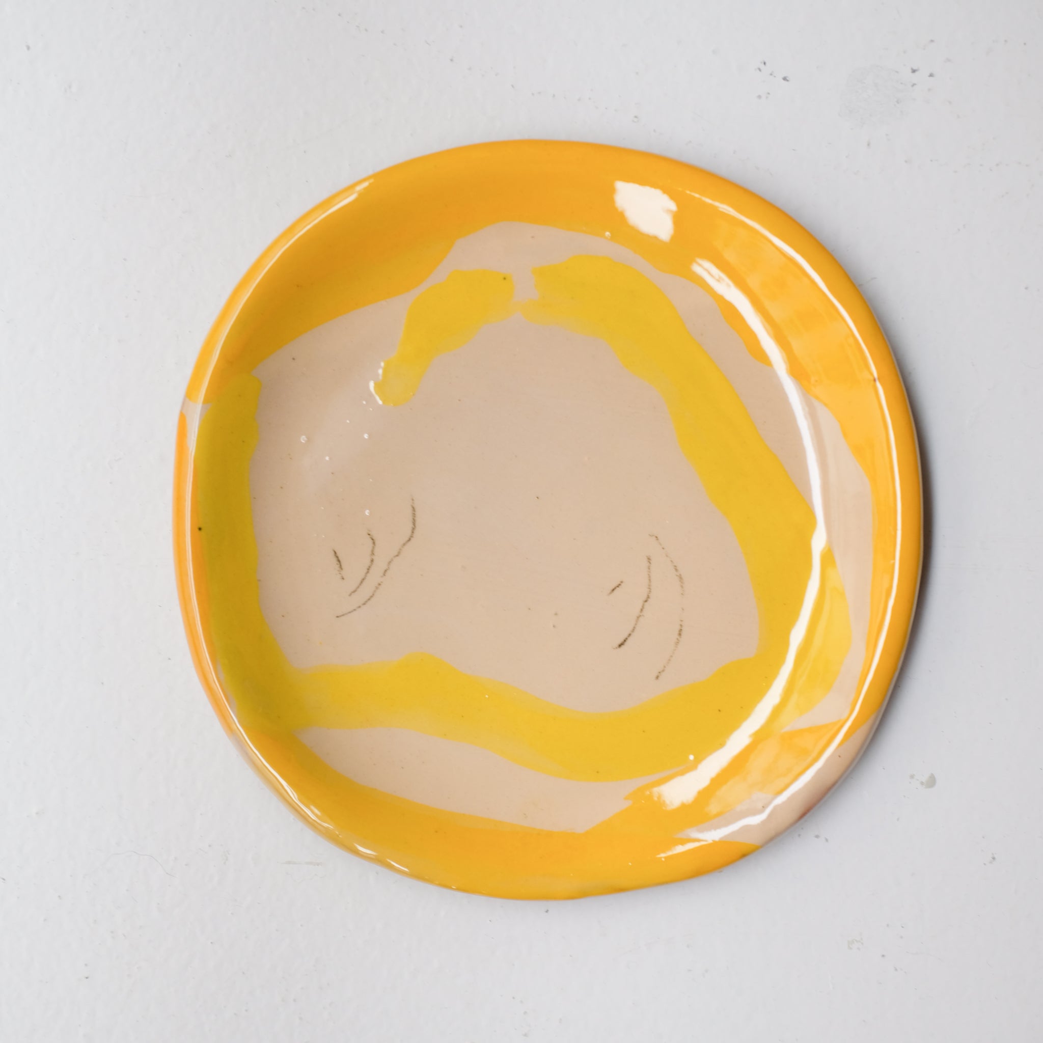 Assiette SU26HB04 en faïence rouge D 19,5cm - Multicolore d'Héloise Bariol chez Brutal Ceramics