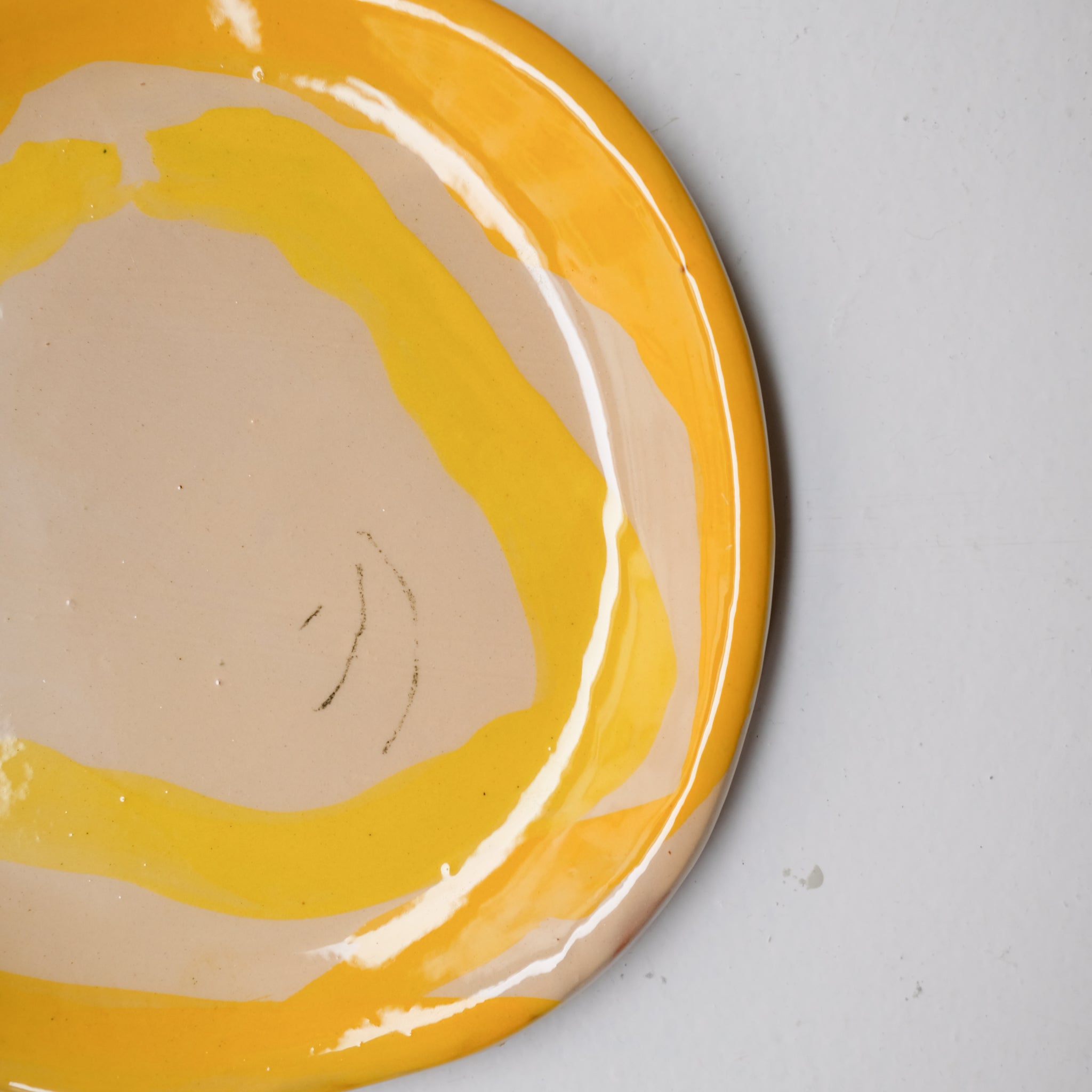 Assiette SU26HB04 en faïence rouge D 19,5cm - Multicolore d'Héloise Bariol chez Brutal Ceramics