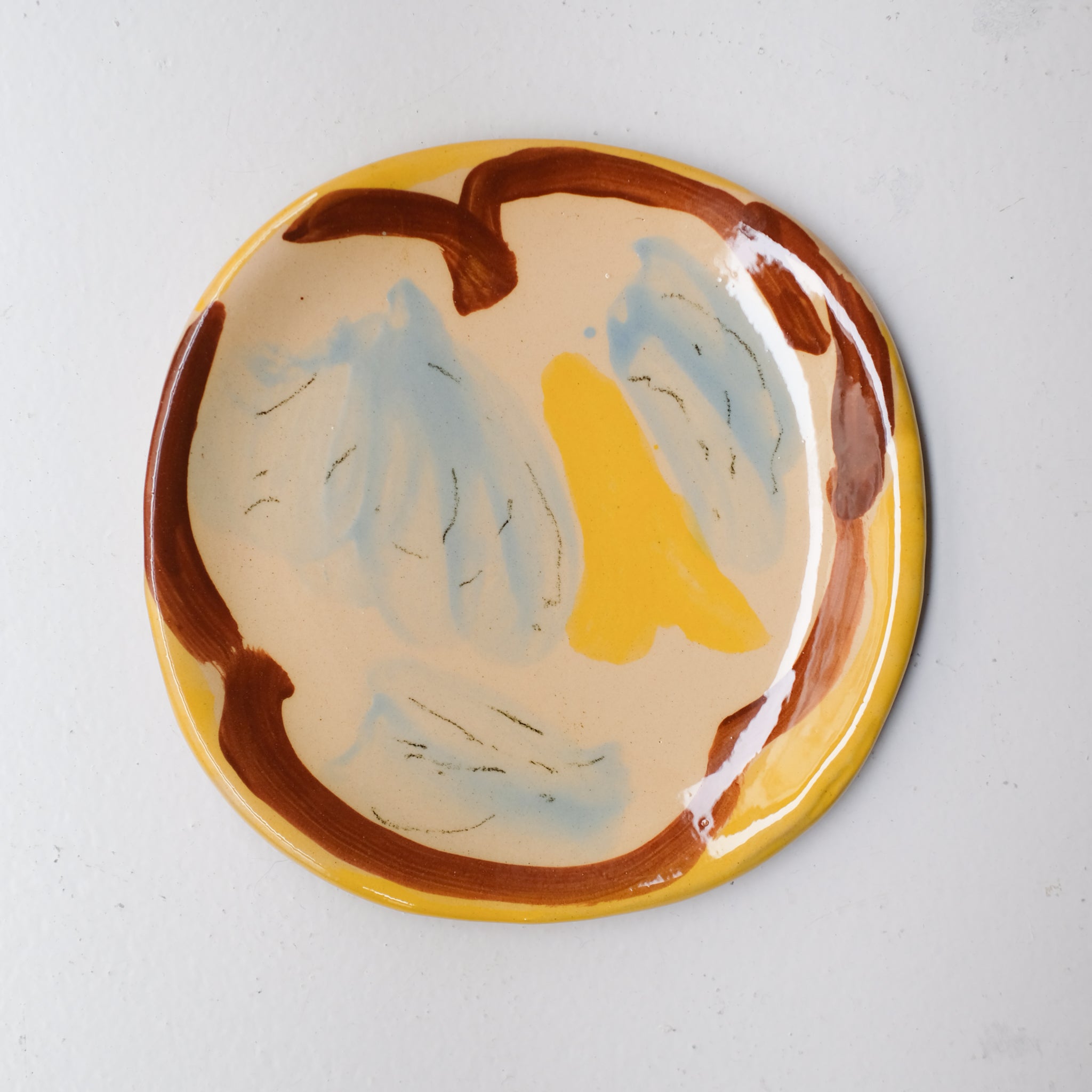 Assiette SU26HB05 en faïence rouge D 19,5cm - Multicolore d'Héloise Bariol chez Brutal Ceramics