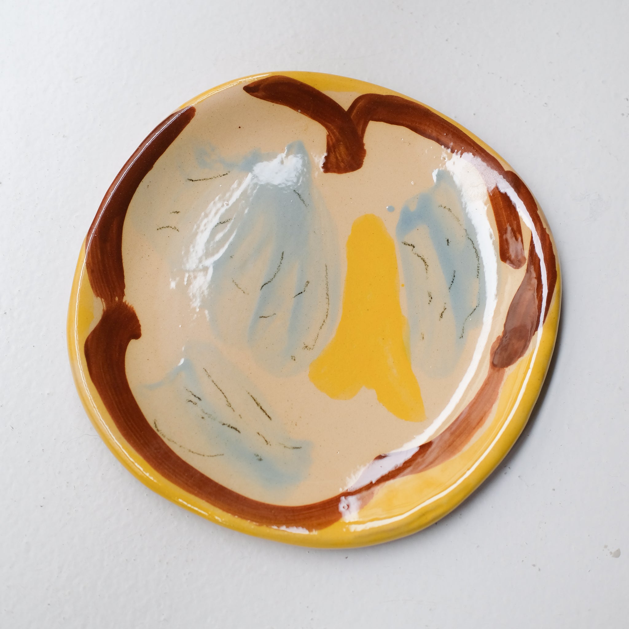 Assiette SU26HB05 en faïence rouge D 19,5cm - Multicolore d'Héloise Bariol chez Brutal Ceramics