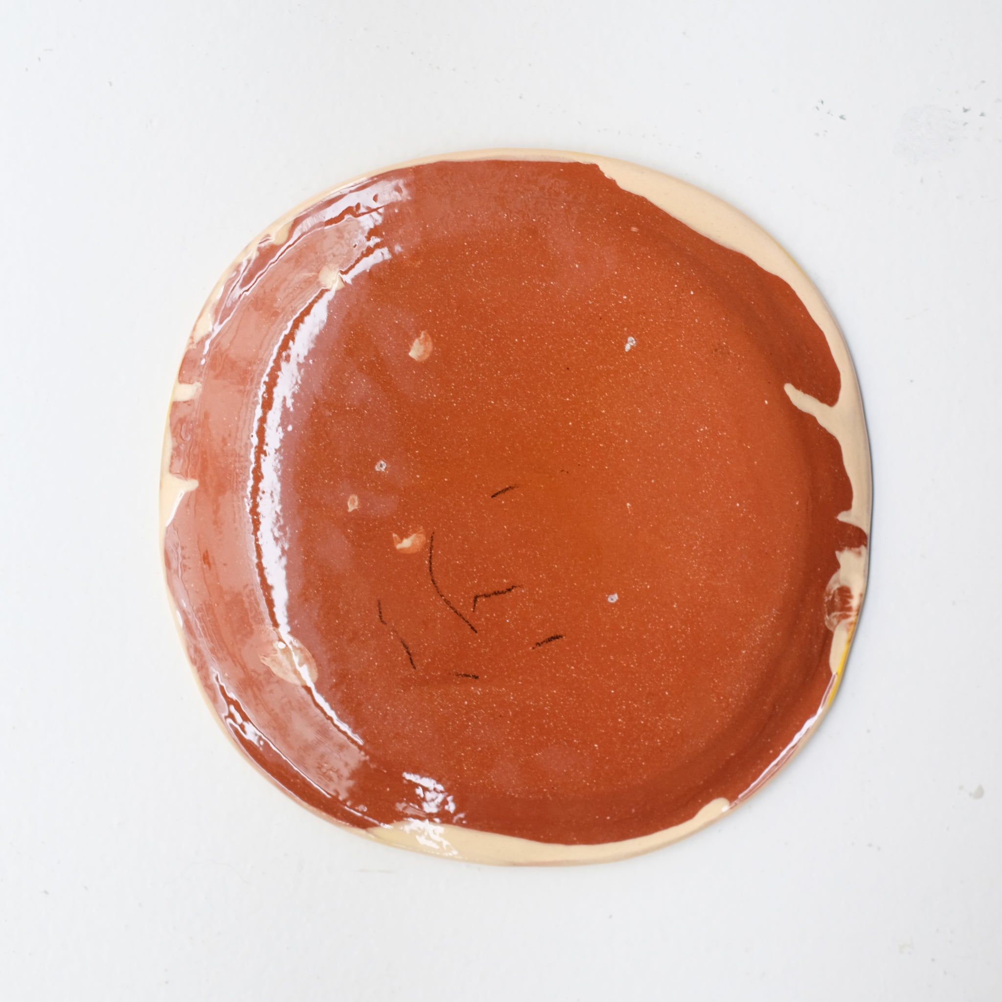 Assiette SU26HB05 en faïence rouge D 19,5cm - Multicolore d'Héloise Bariol chez Brutal Ceramics