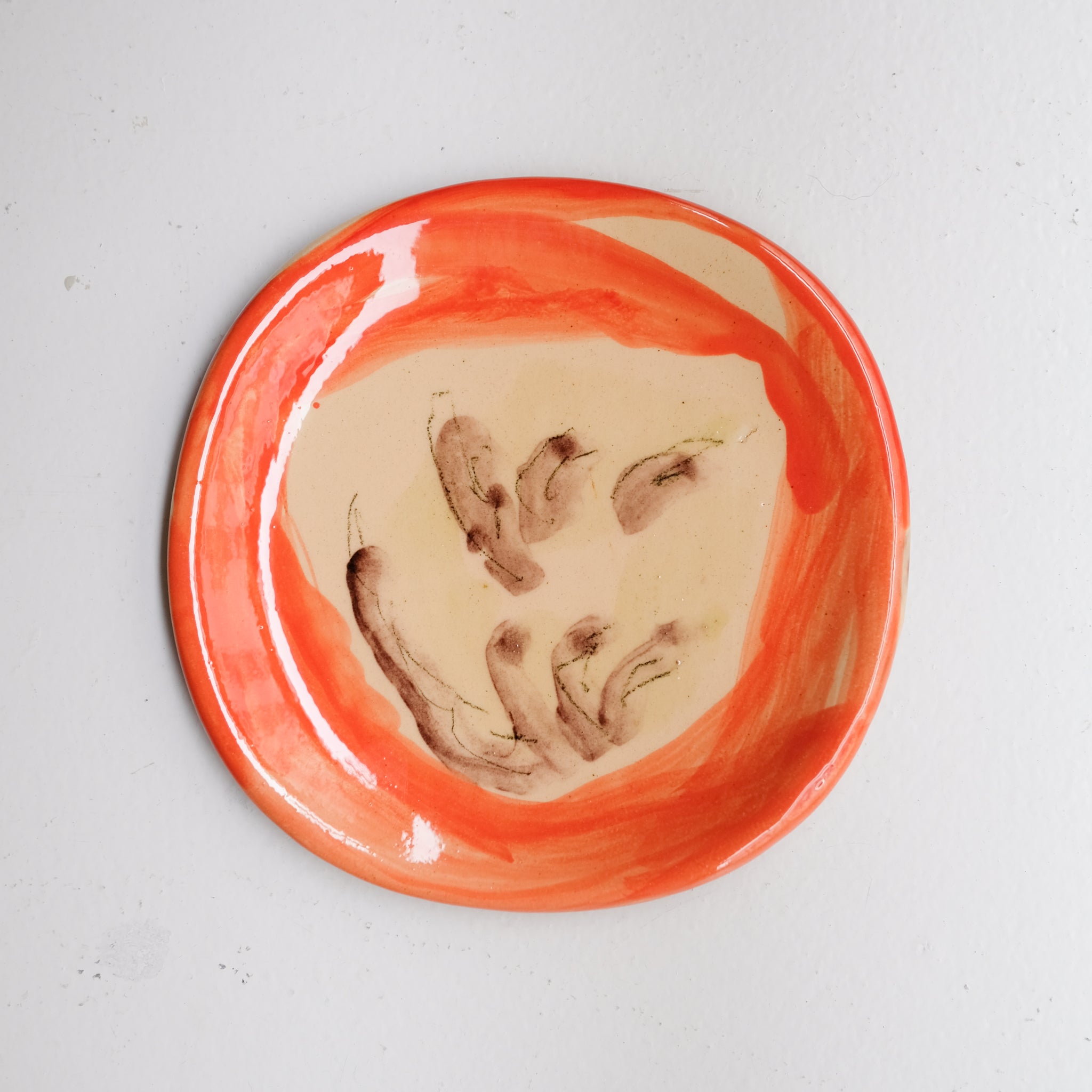 Assiette SU26HB06 en faïence rouge D 19,5cm - Multicolore d'Héloise Bariol chez Brutal Ceramics