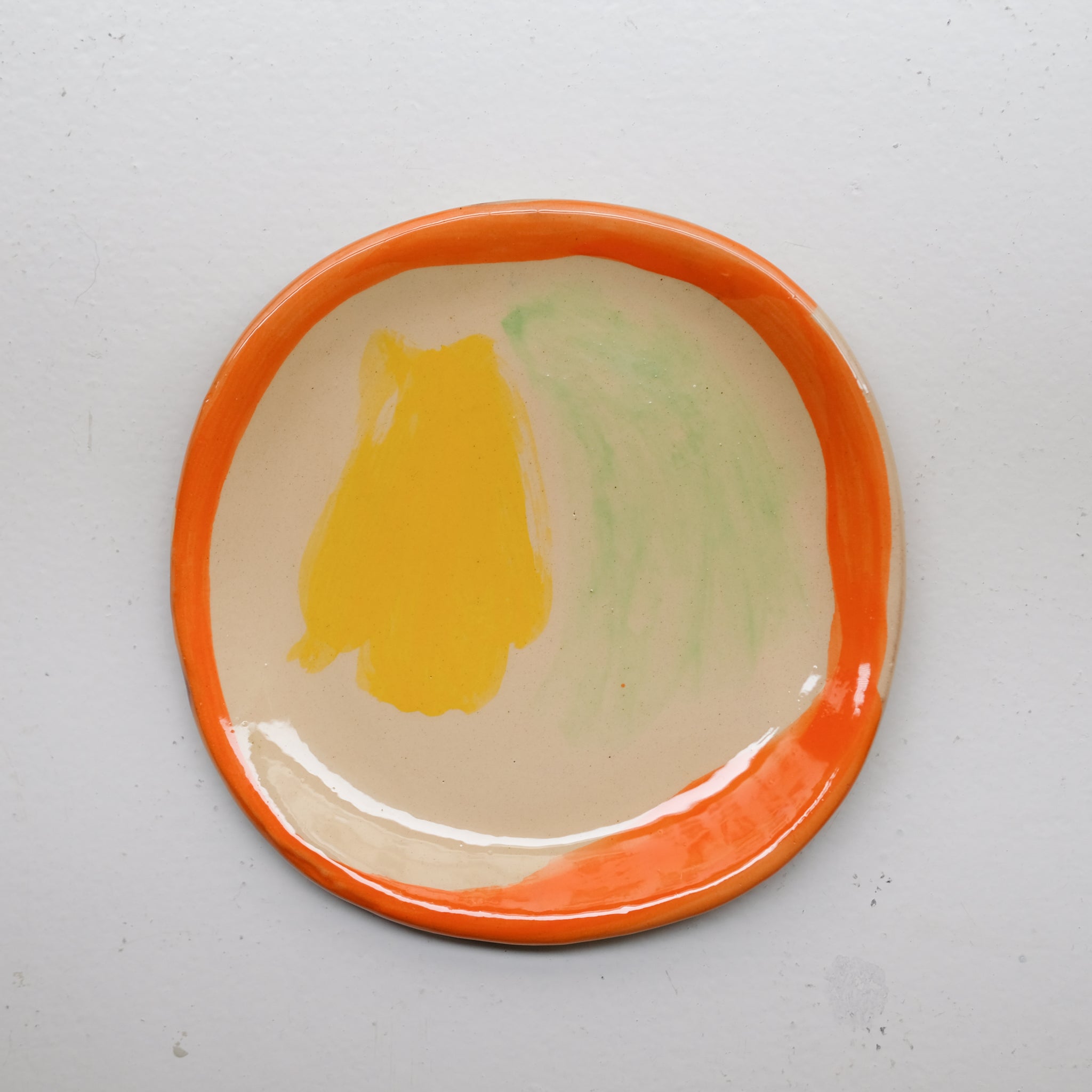 Assiette SU26HB07 en faïence rouge D 19,5cm - Multicolore d'Héloise Bariol chez Brutal Ceramics