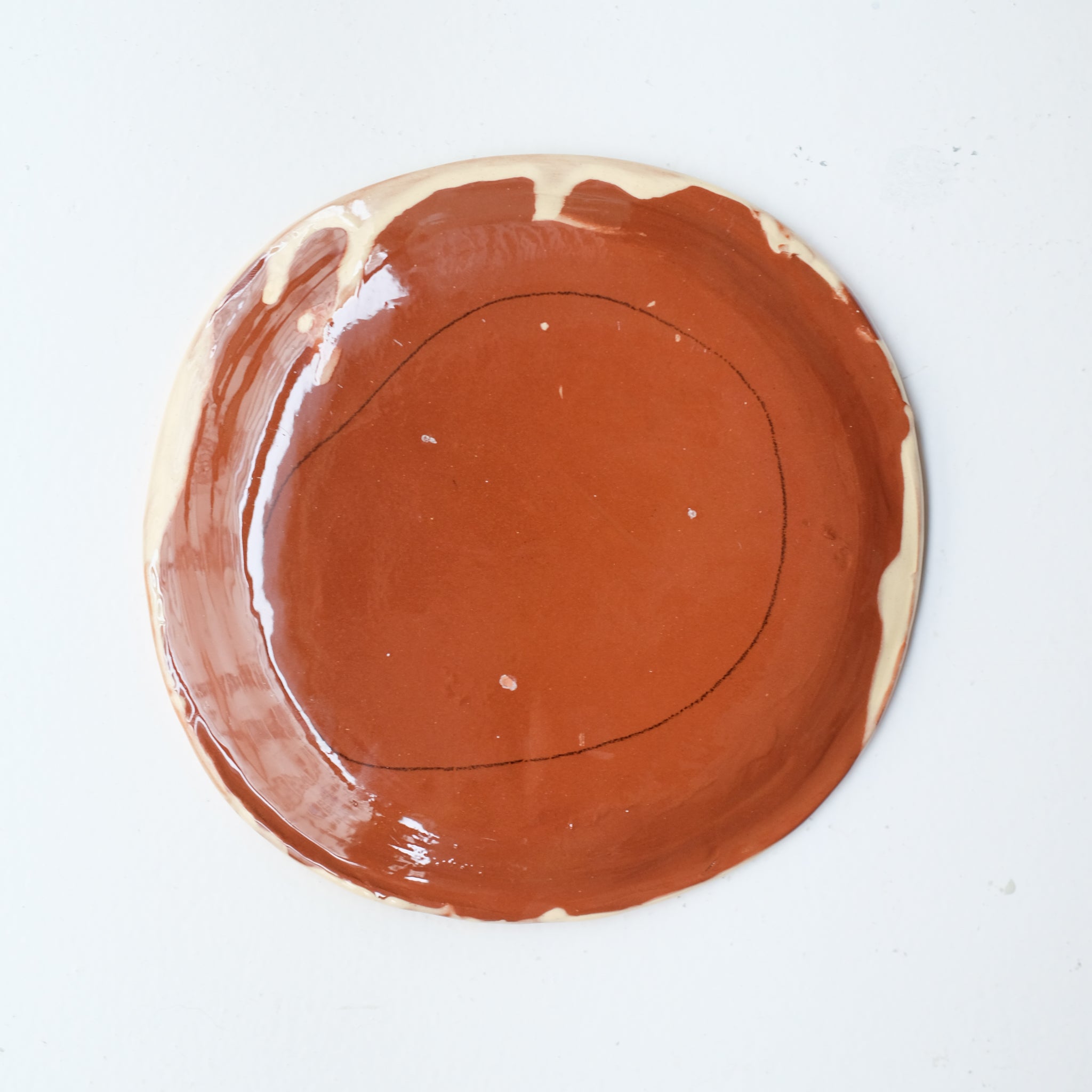 Assiette SU26HB07 en faïence rouge D 19,5cm - Multicolore d'Héloise Bariol chez Brutal Ceramics