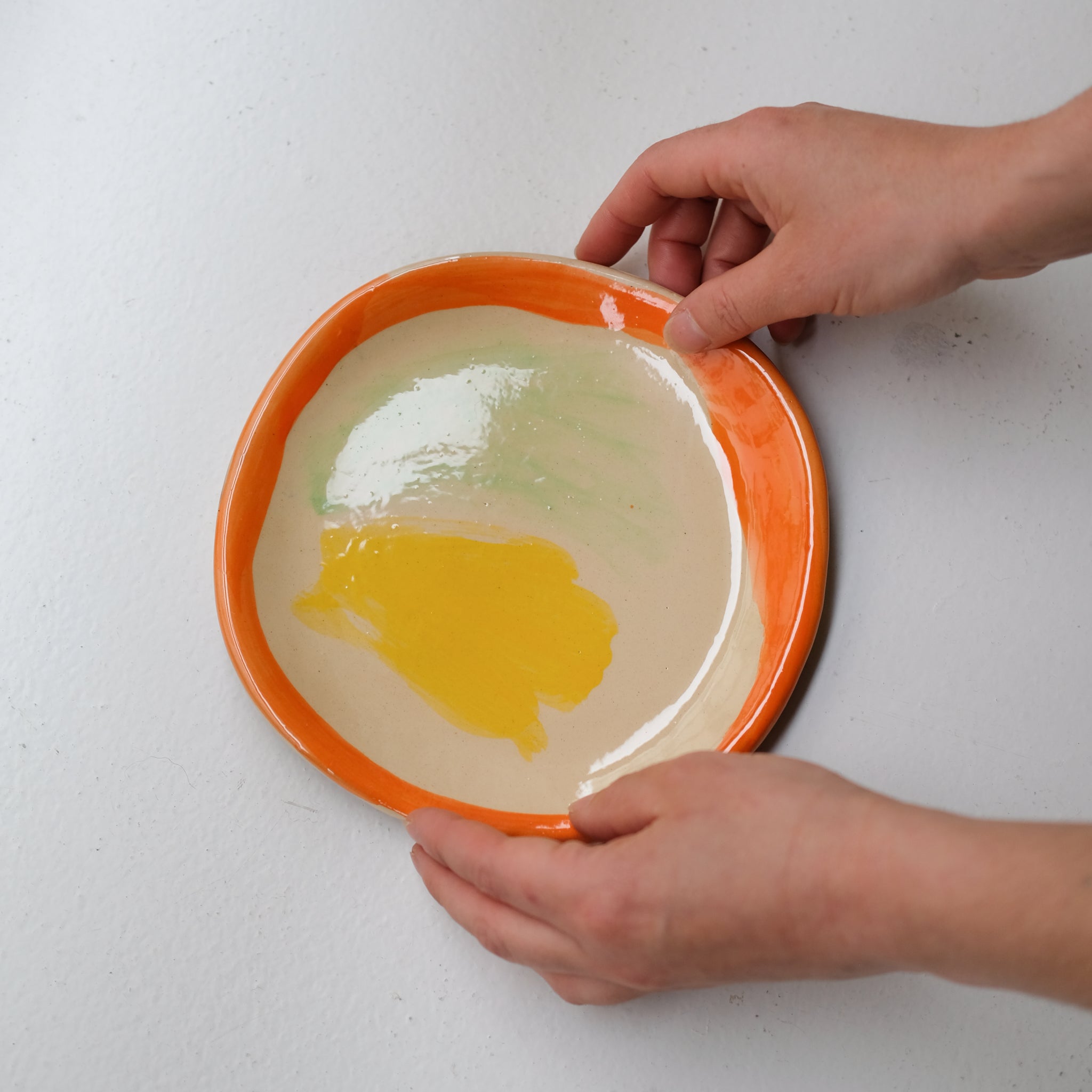 Assiette SU26HB07 en faïence rouge D 19,5cm - Multicolore d'Héloise Bariol chez Brutal Ceramics
