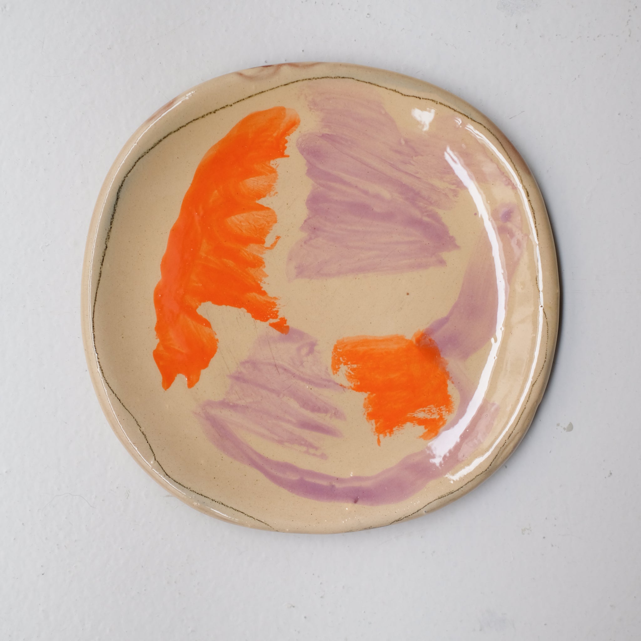 Assiette SU26HB08 en faïence rouge D 19,5cm - Multicolore d'Héloise Bariol chez Brutal Ceramics