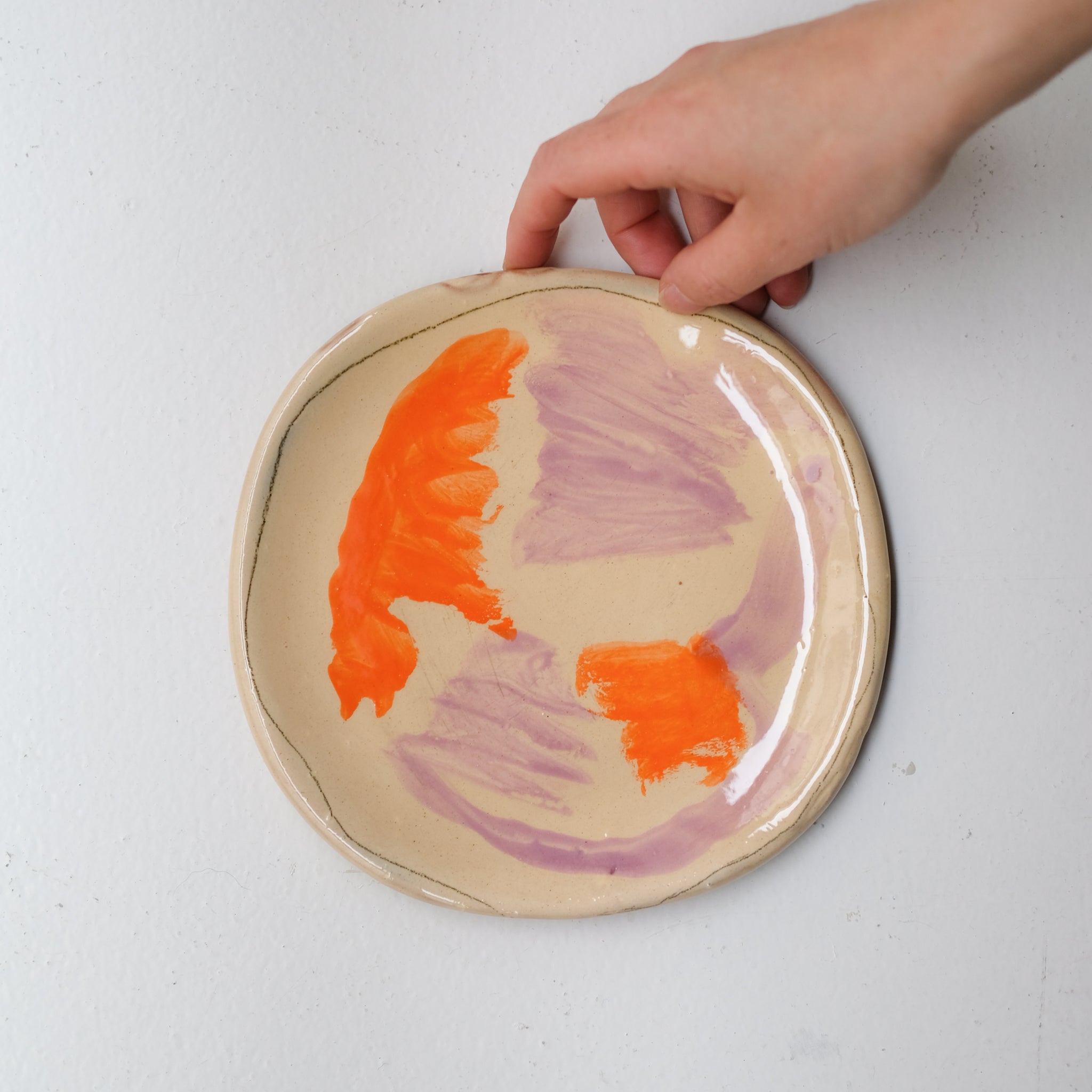 Assiette SU26HB08 en faïence rouge D 19,5cm - Multicolore d'Héloise Bariol chez Brutal Ceramics