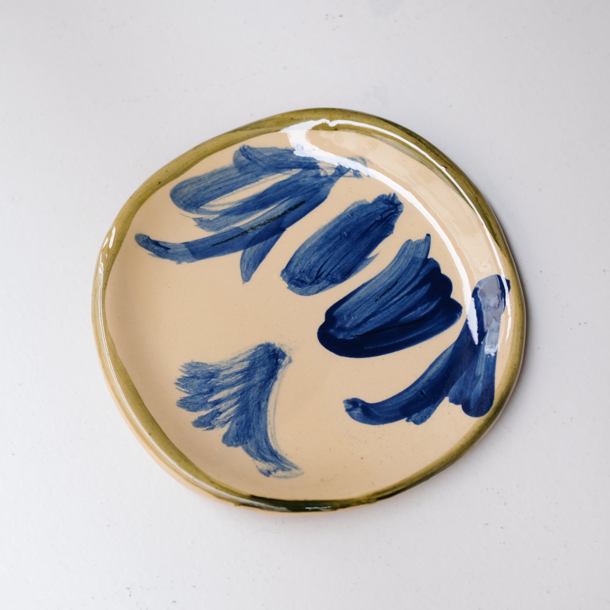 Assiette SU26HB09 en faïence rouge D 19,5cm - Multicolore d'Héloise Bariol chez Brutal Ceramics