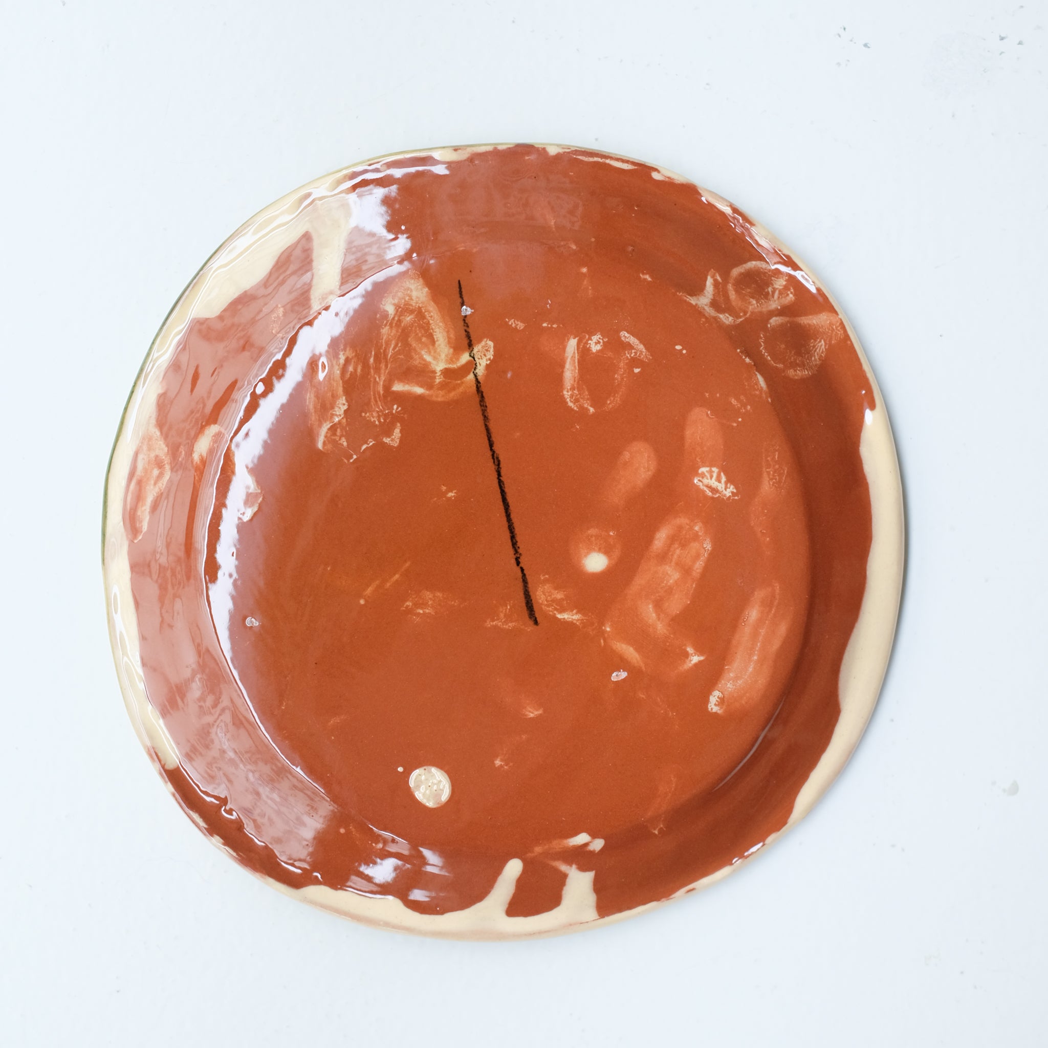 Assiette SU26HB09 en faïence rouge D 19,5cm - Multicolore d'Héloise Bariol chez Brutal Ceramics