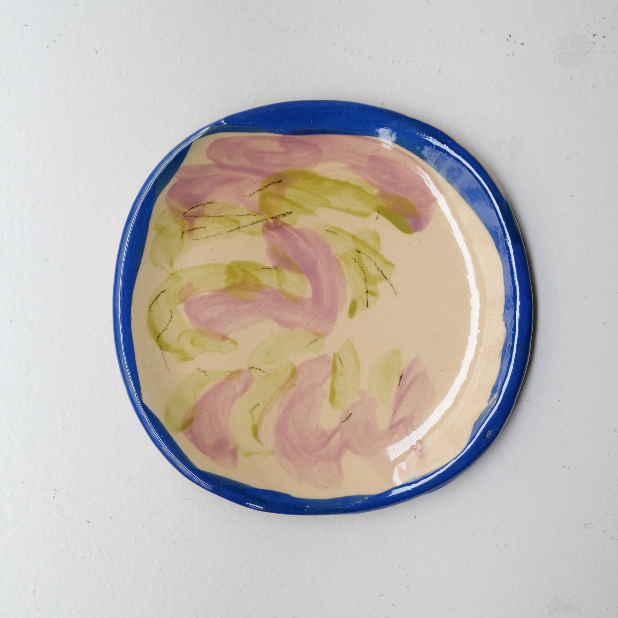 Assiette SU26HB10 en faïence rouge D 19,5cm - Multicolore d'Héloise Bariol chez Brutal Ceramics