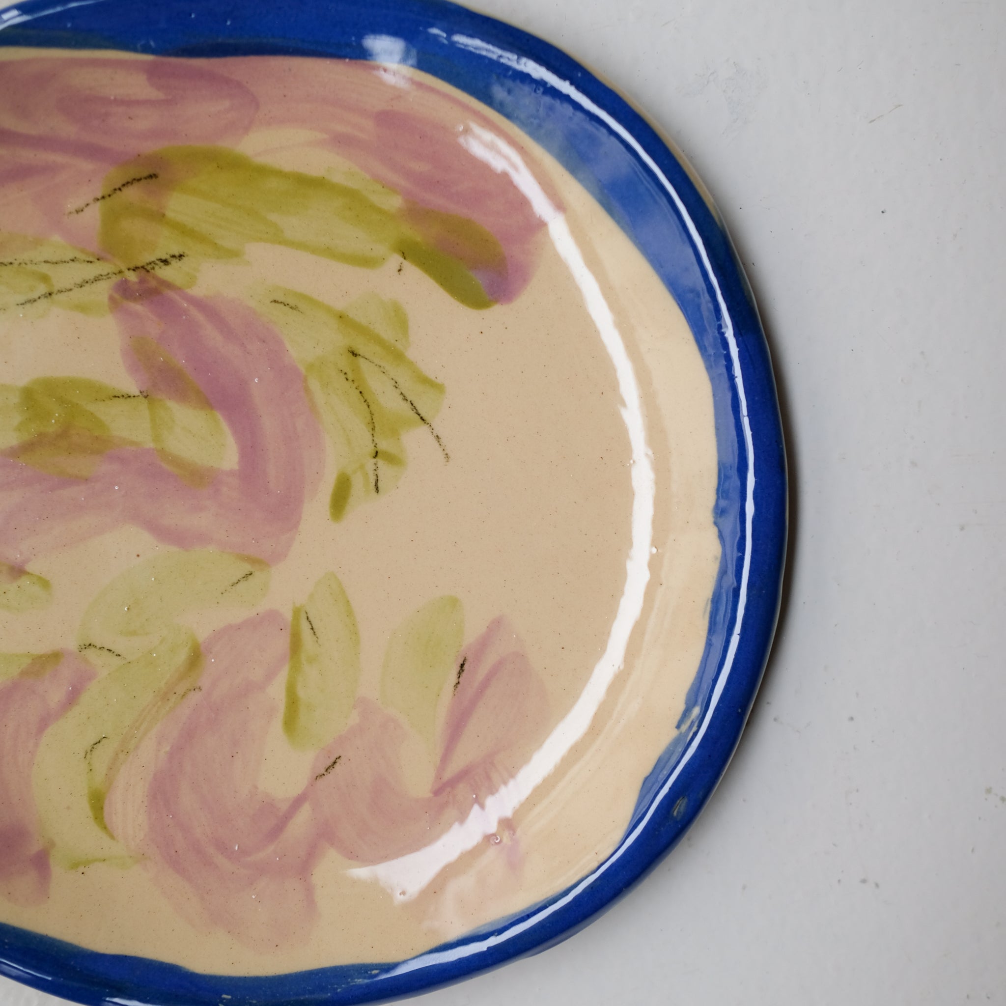 Assiette SU26HB10 en faïence rouge D 19,5cm - Multicolore d'Héloise Bariol chez Brutal Ceramics