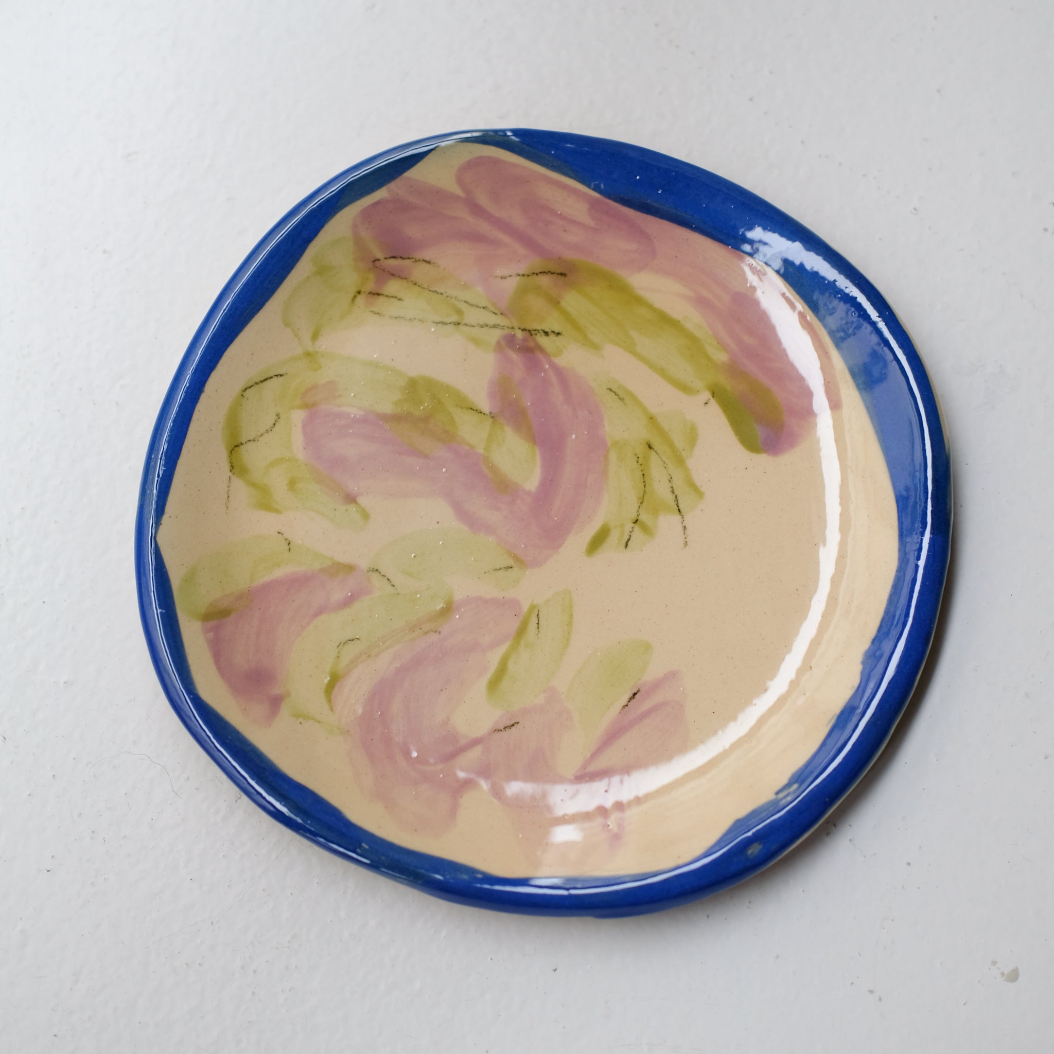 Assiette SU26HB10 en faïence rouge D 19,5cm - Multicolore d'Héloise Bariol chez Brutal Ceramics