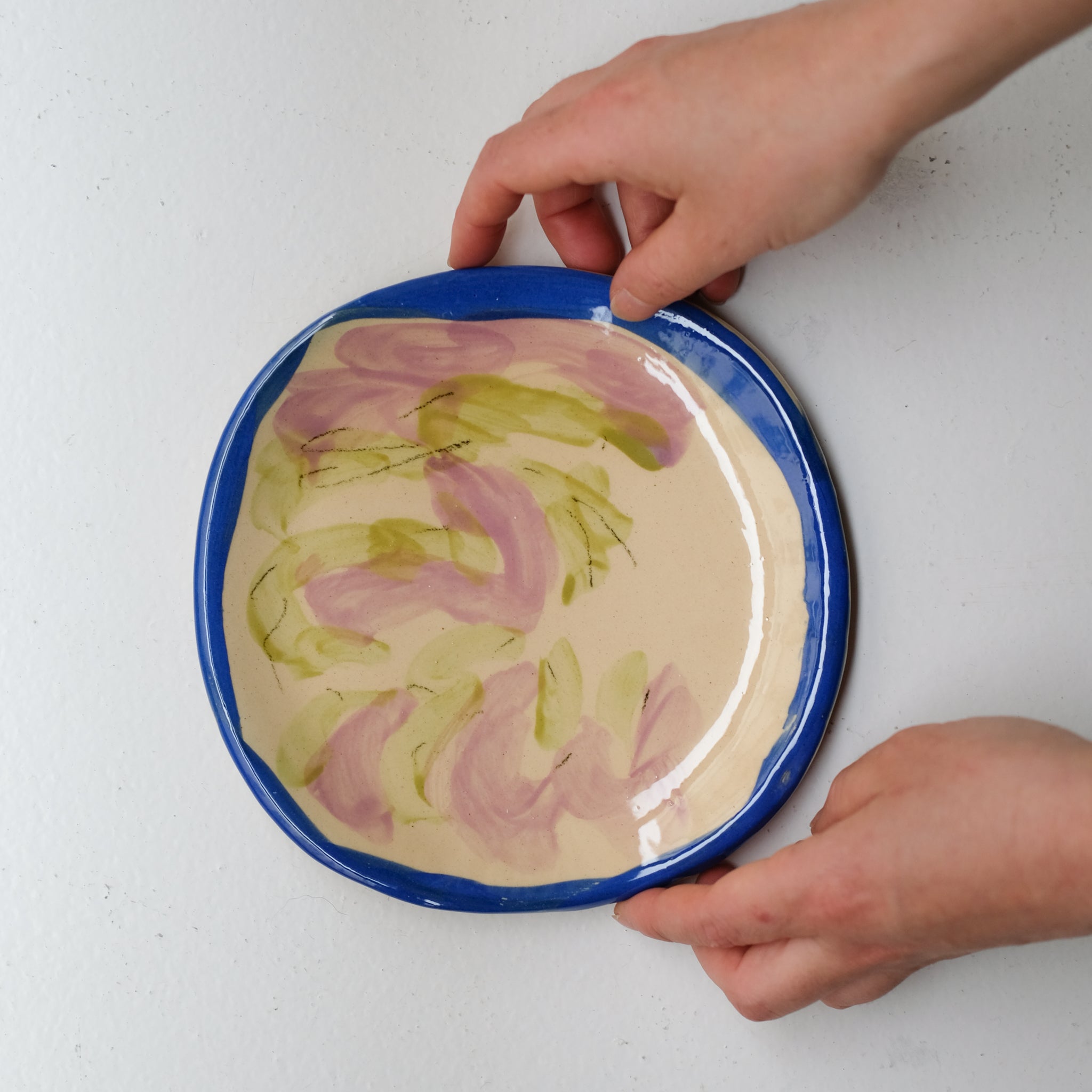 Assiette SU26HB10 en faïence rouge D 19,5cm - Multicolore d'Héloise Bariol chez Brutal Ceramics