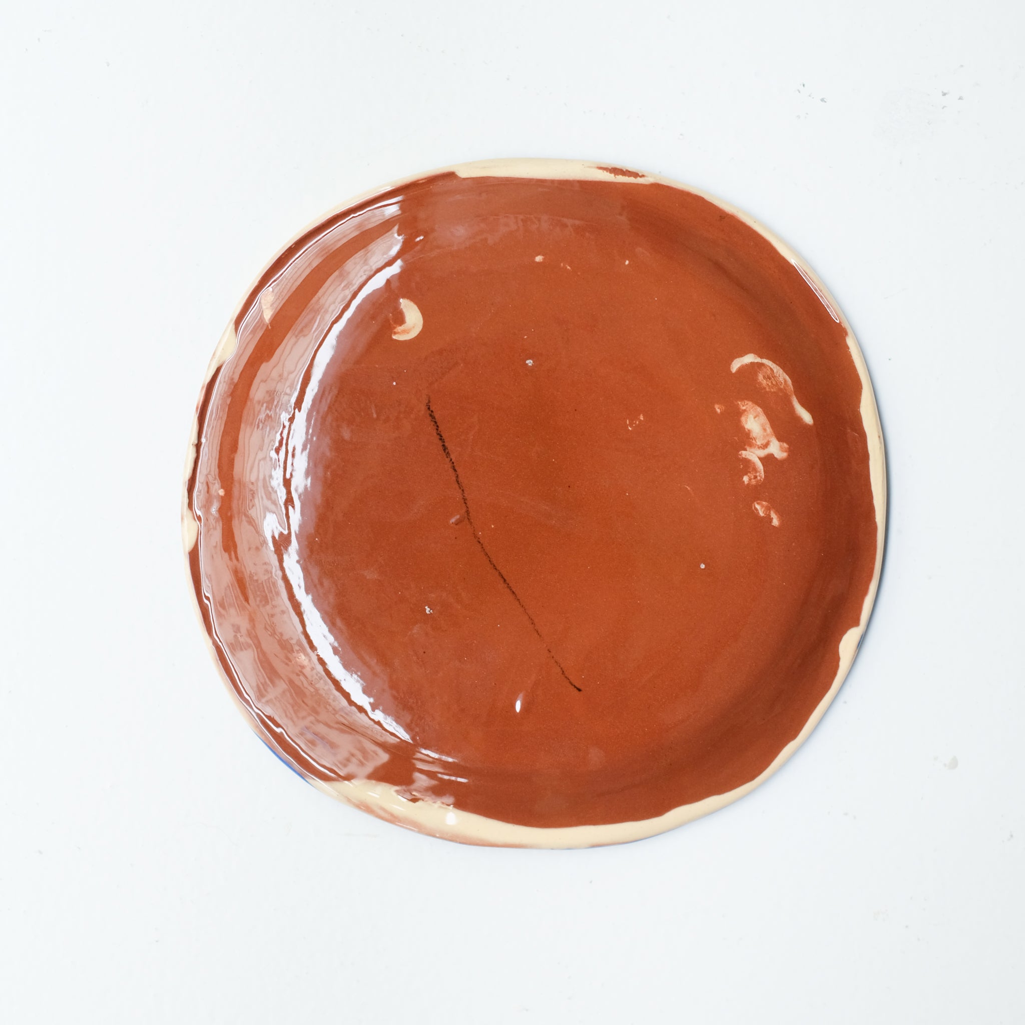 Assiette SU26HB10 en faïence rouge D 19,5cm - Multicolore d'Héloise Bariol chez Brutal Ceramics