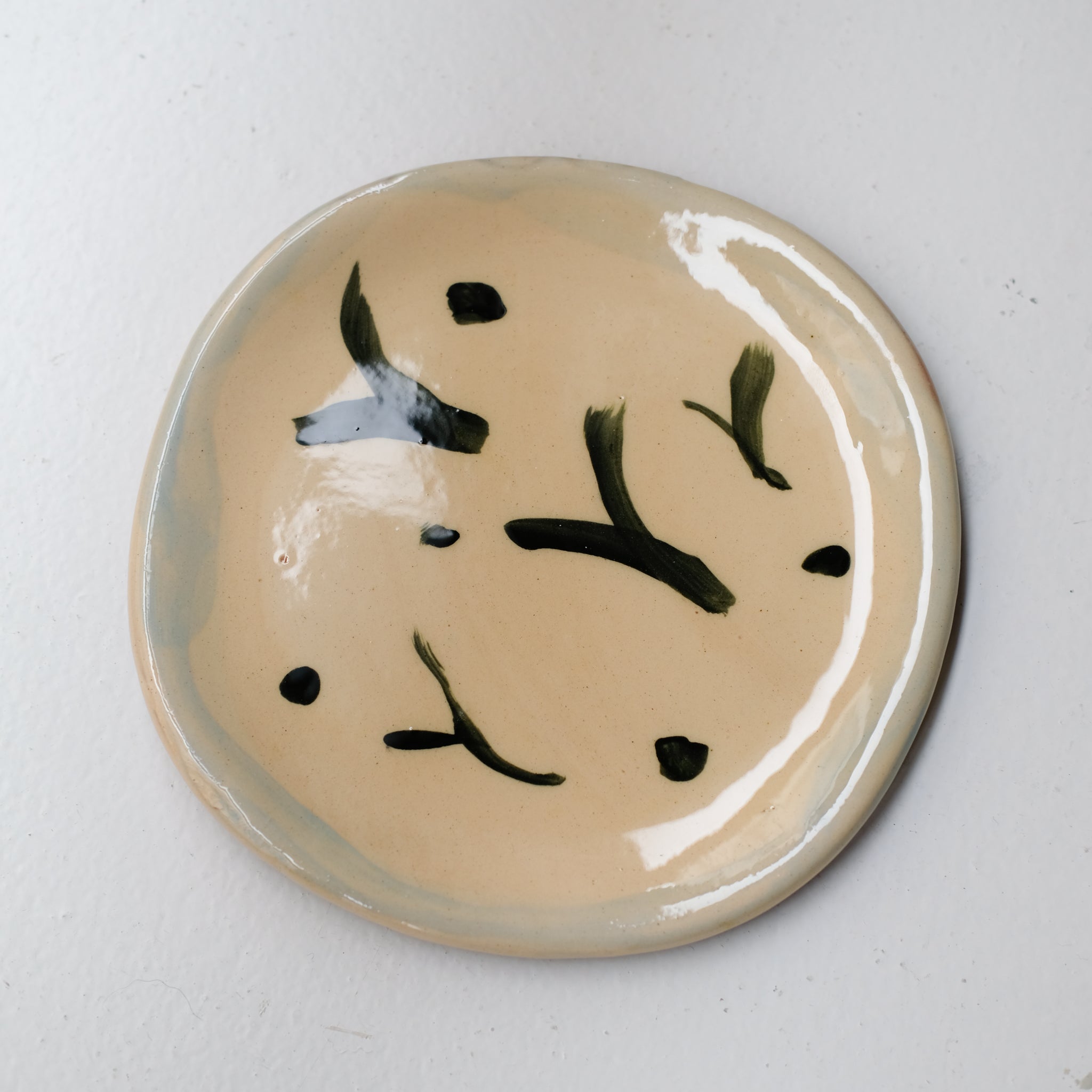Assiette SU26HB11 en faïence rouge D 19,5cm - Multicolore d'Héloise Bariol chez Brutal Ceramics