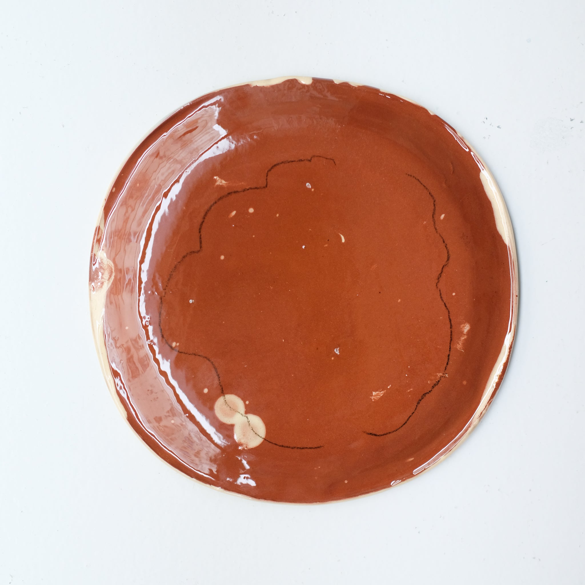 Assiette SU26HB11 en faïence rouge D 19,5cm - Multicolore d'Héloise Bariol chez Brutal Ceramics