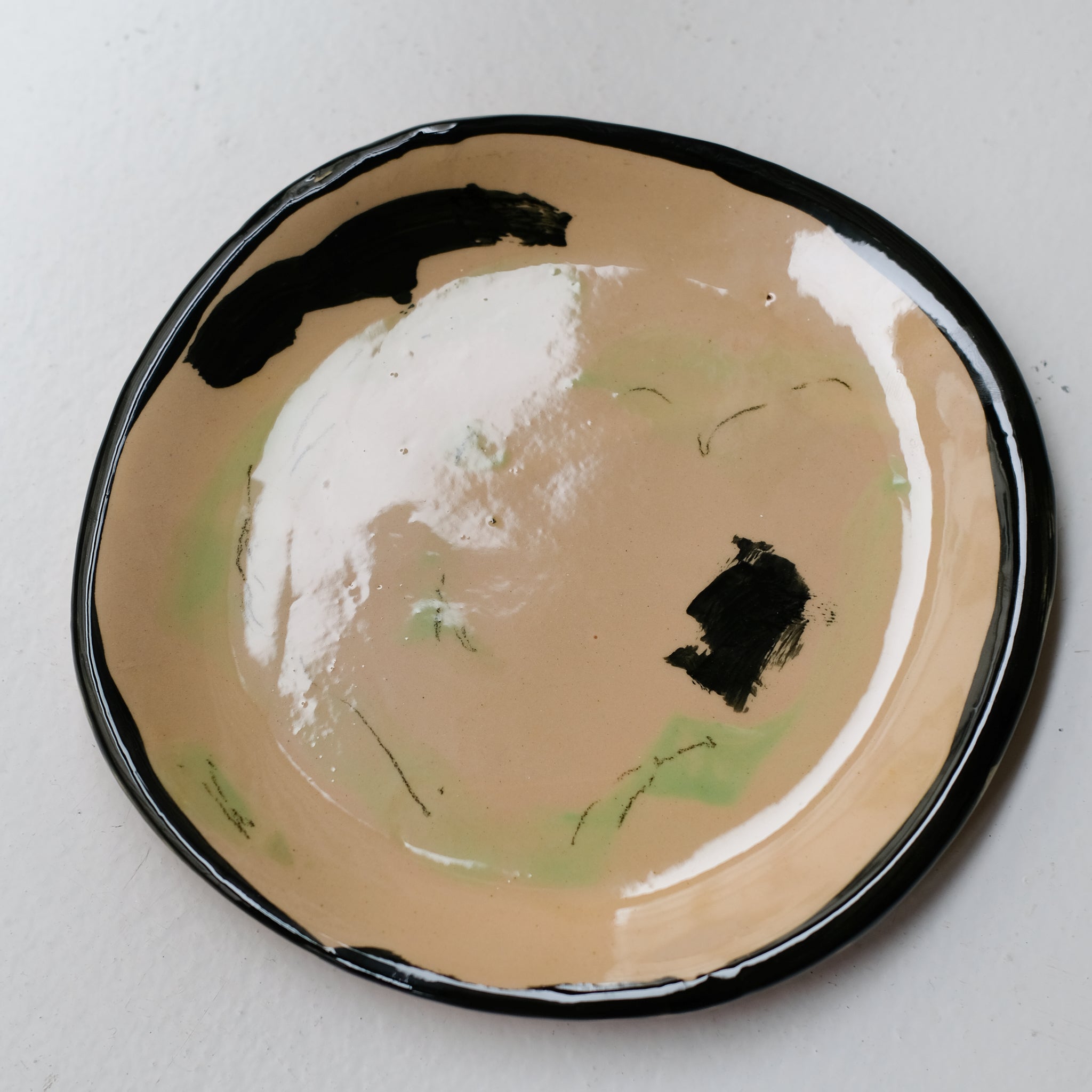 Assiette SU26HB12 en faïence rouge D 19,5cm - Multicolore d'Héloise Bariol chez Brutal Ceramics