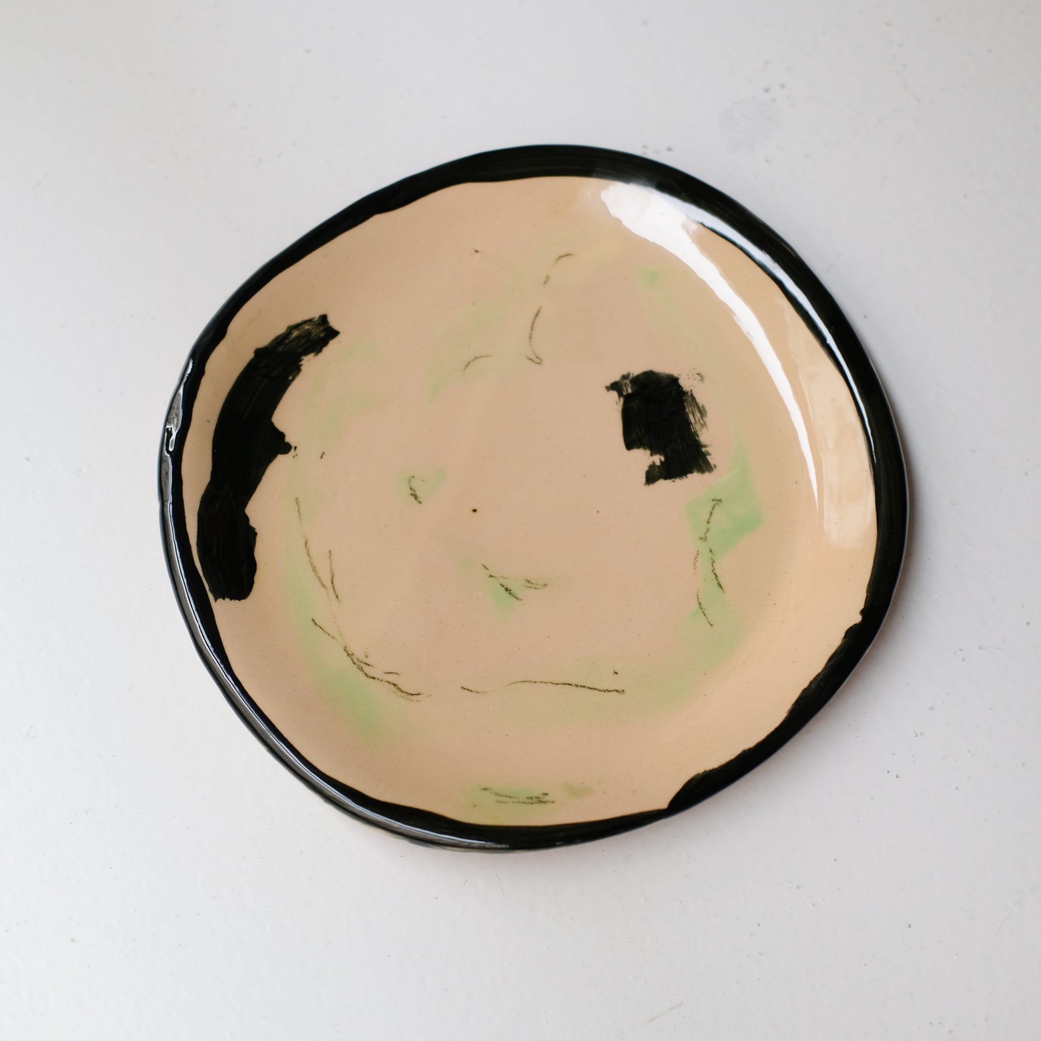 Assiette SU26HB12 en faïence rouge D 19,5cm - Multicolore d'Héloise Bariol chez Brutal Ceramics