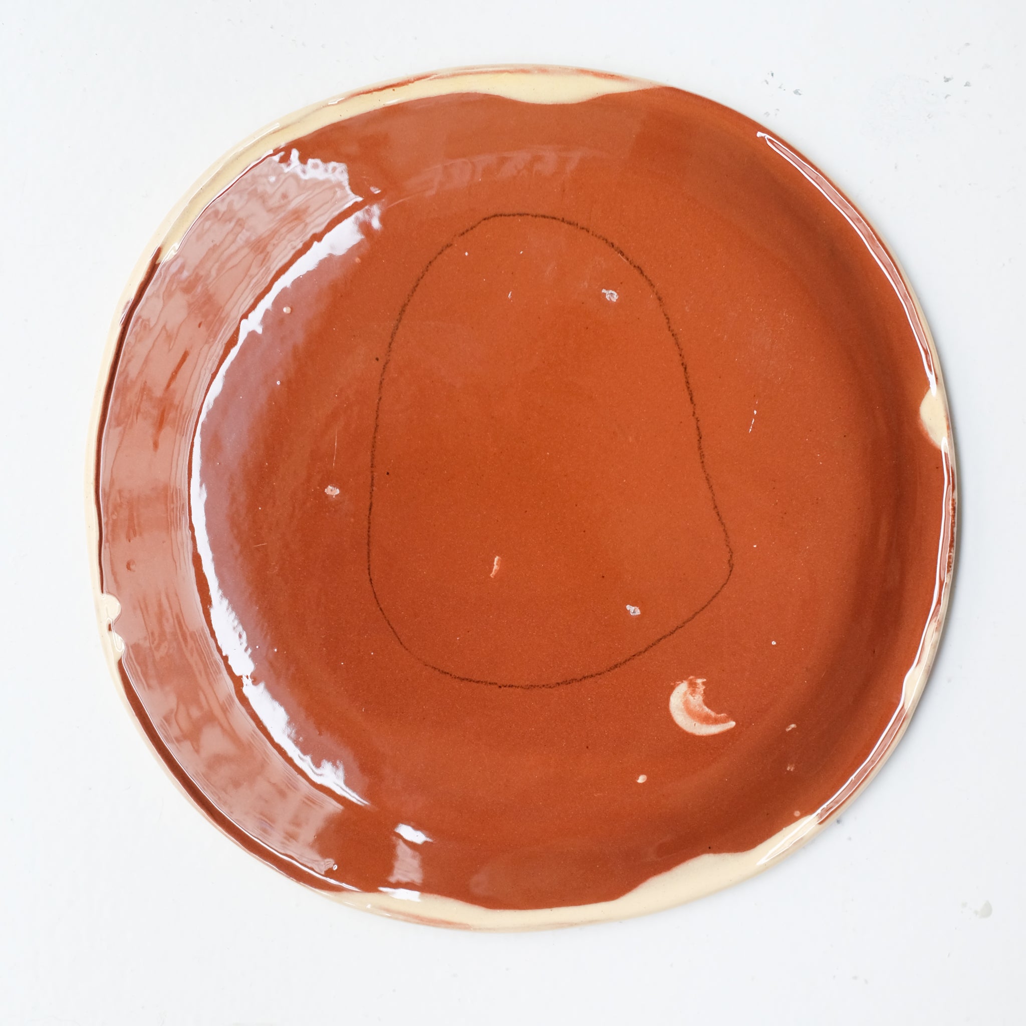 Assiette SU26HB13 en faïence rouge D 19,5cm - Multicolore d'Héloise Bariol chez Brutal Ceramics